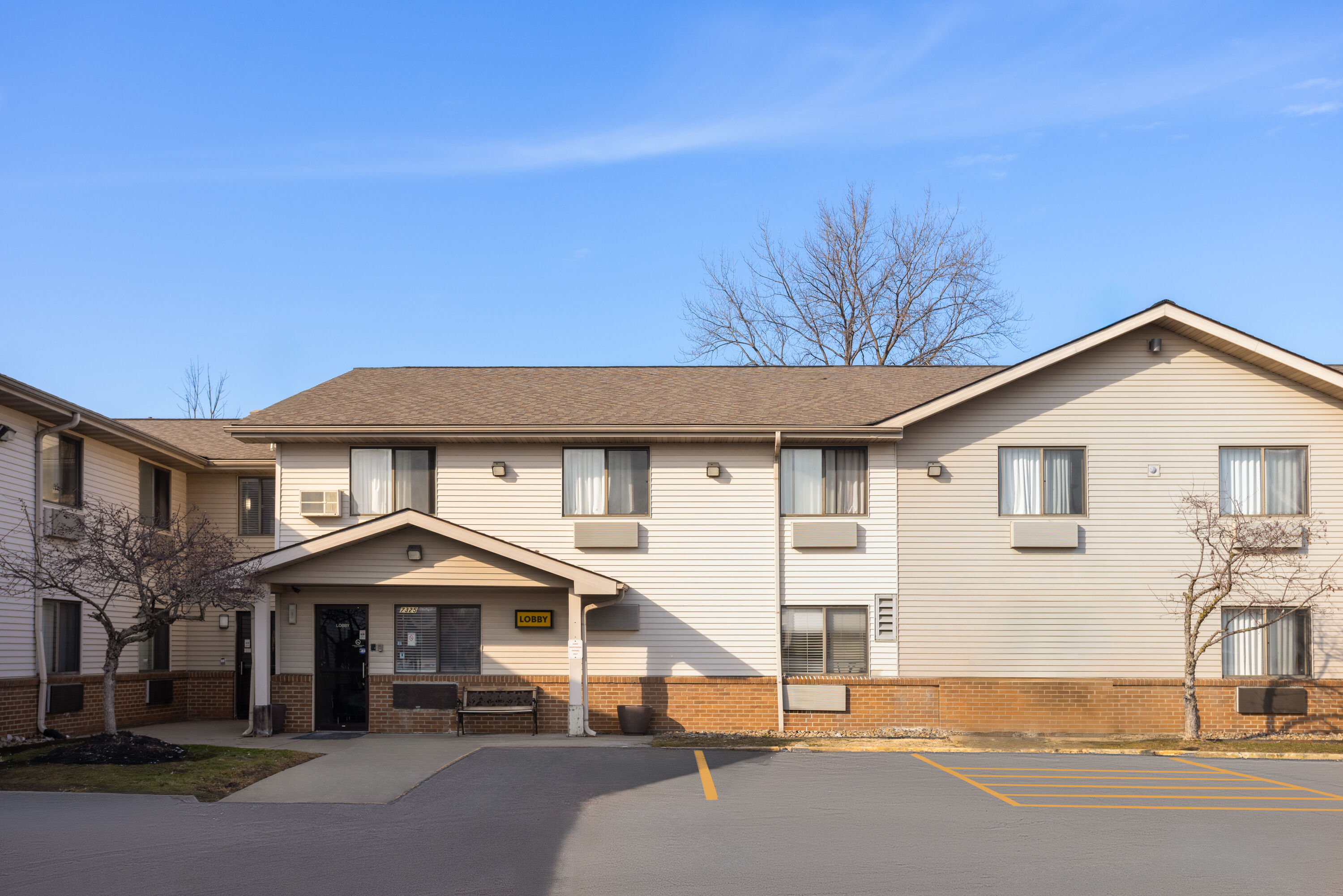 Exterior Day Image of Super 8 by Wyndham Mentor/Cleveland Area hotel in Mentor, Ohio