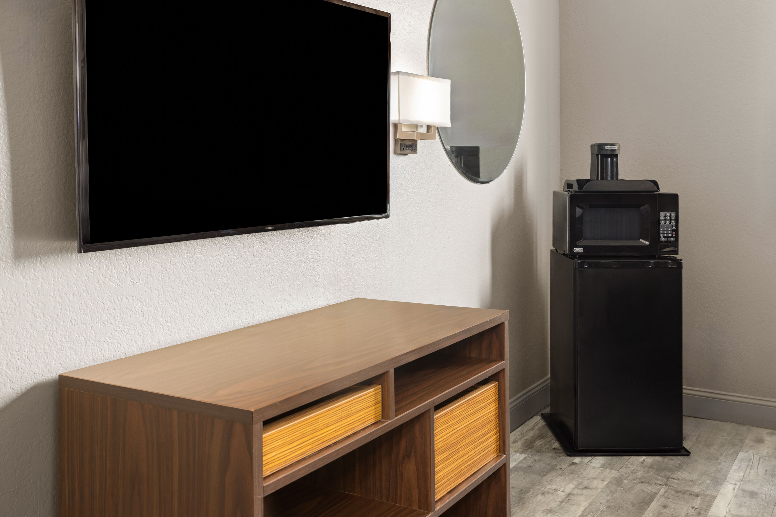 Guest room at the Super 8 by Wyndham Mentor/Cleveland Area in Mentor, Ohio