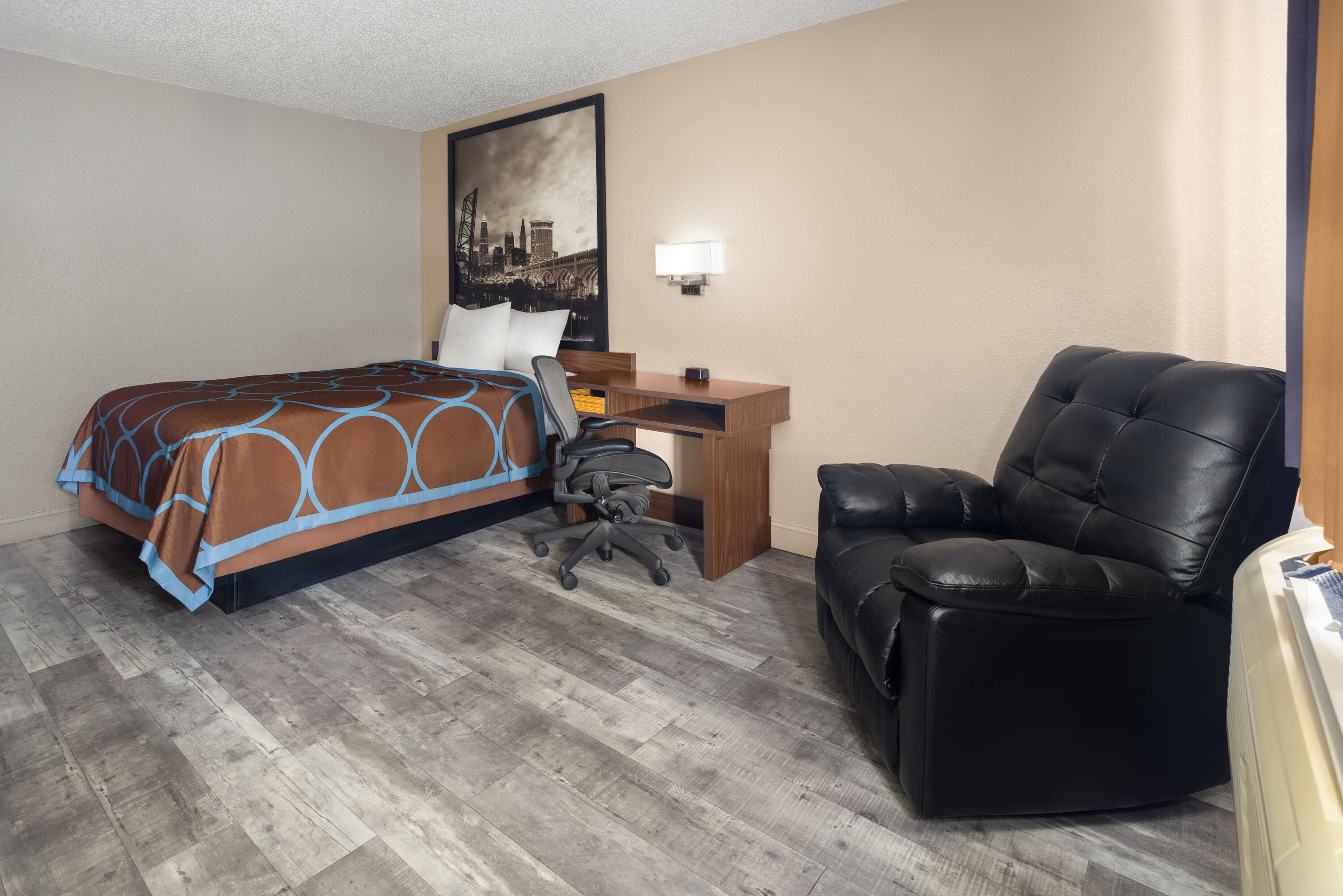Guest room at the Super 8 by Wyndham Mentor/Cleveland Area in Mentor, Ohio
