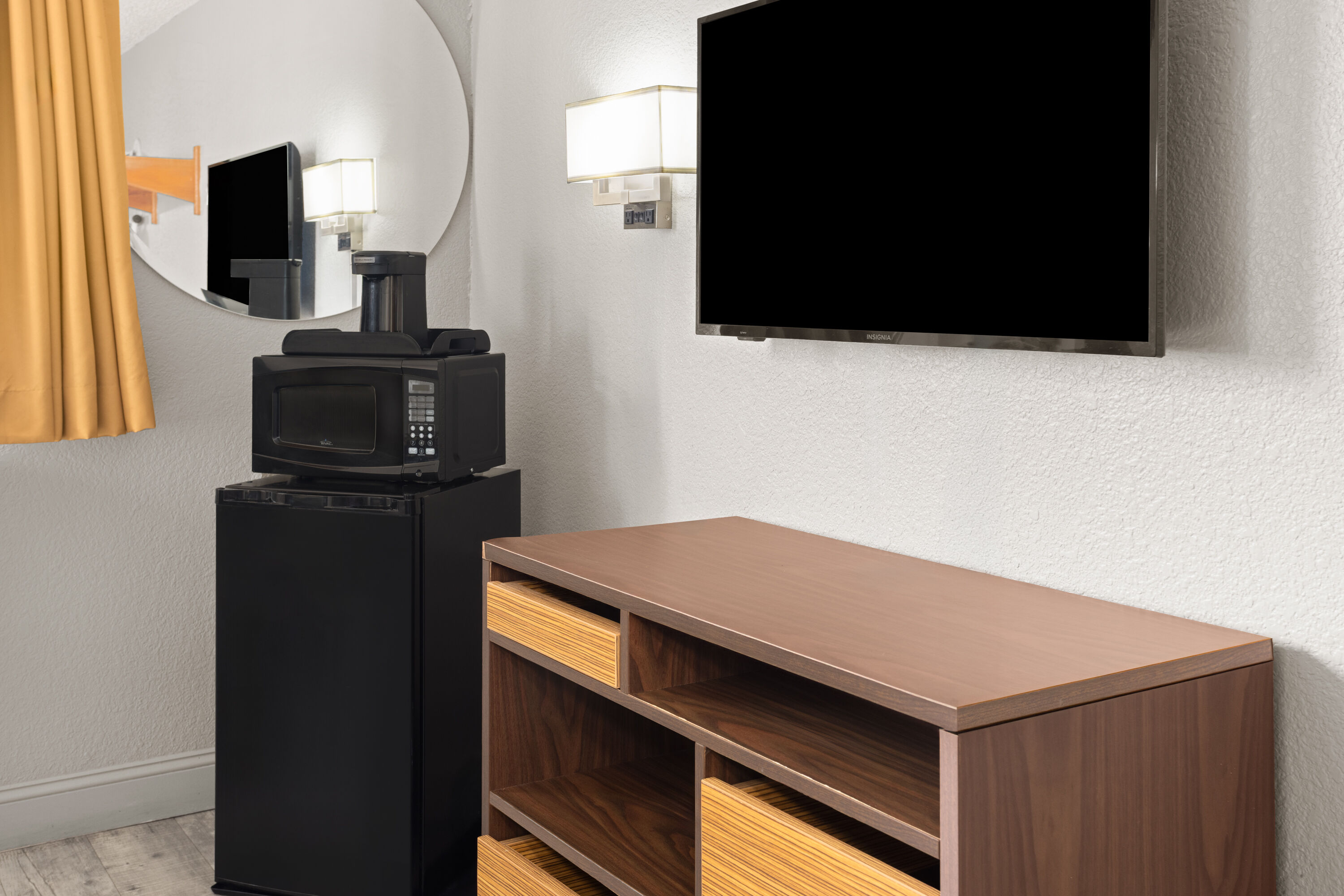 Guest room at the Super 8 by Wyndham Mentor/Cleveland Area in Mentor, Ohio