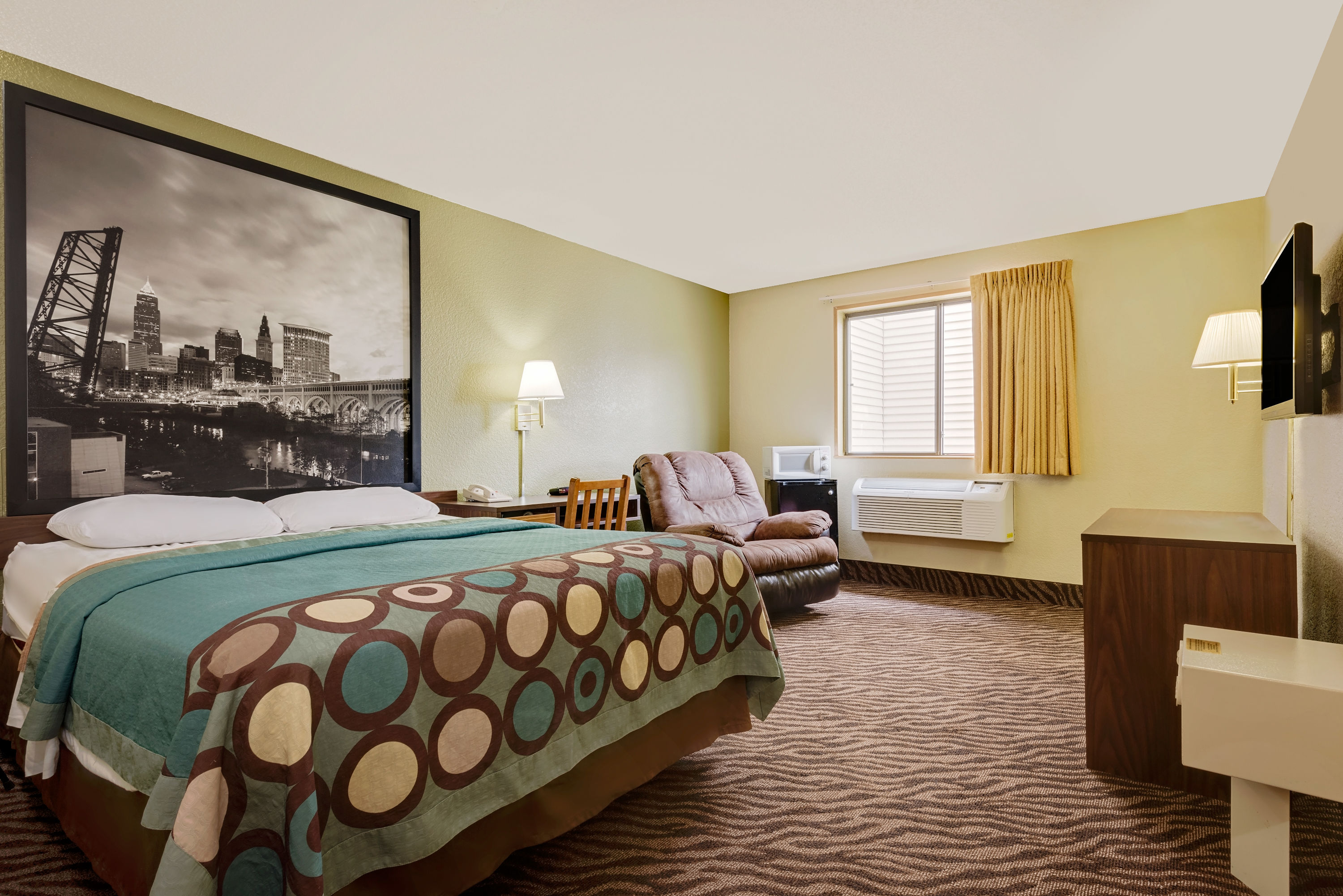 Guest room at the Super 8 by Wyndham Mentor/Cleveland Area in Mentor, Ohio