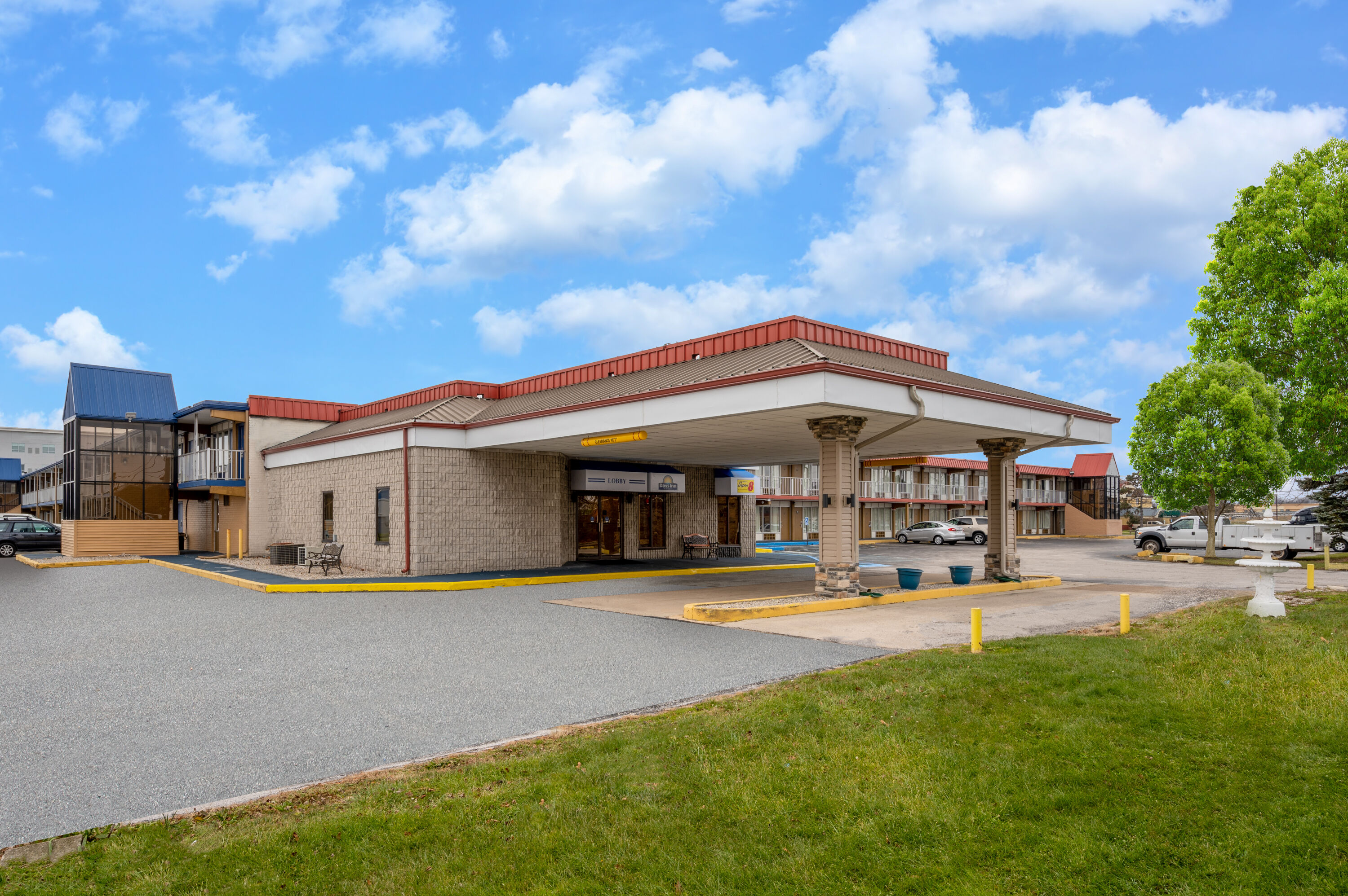 Exterior Day Image of Super 8 by Wyndham Perrysburg/Toledo hotel in Perrysburg, Ohio