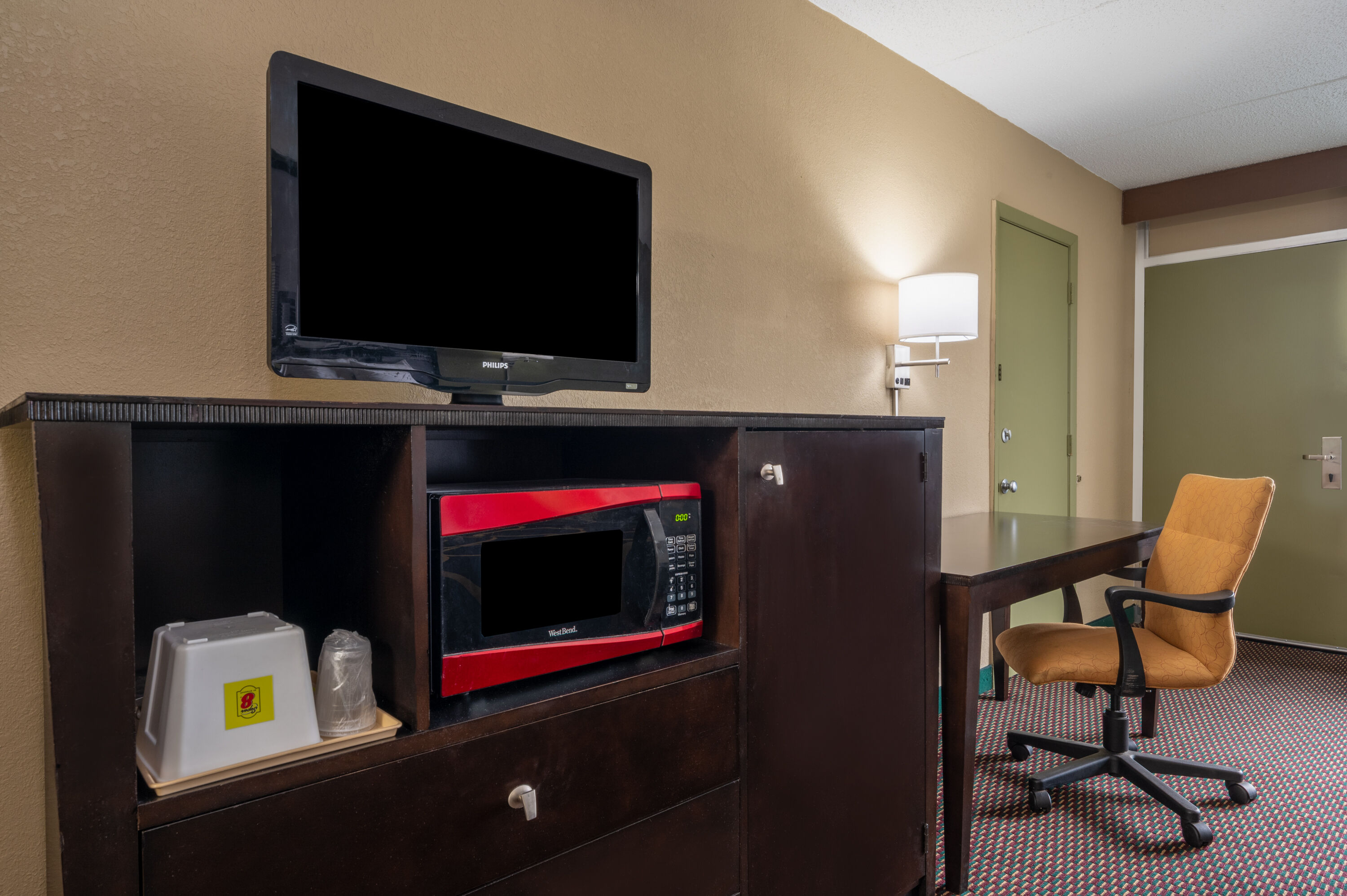 Guest room feature at the Super 8 by Wyndham Perrysburg/Toledo in Perrysburg, Ohio