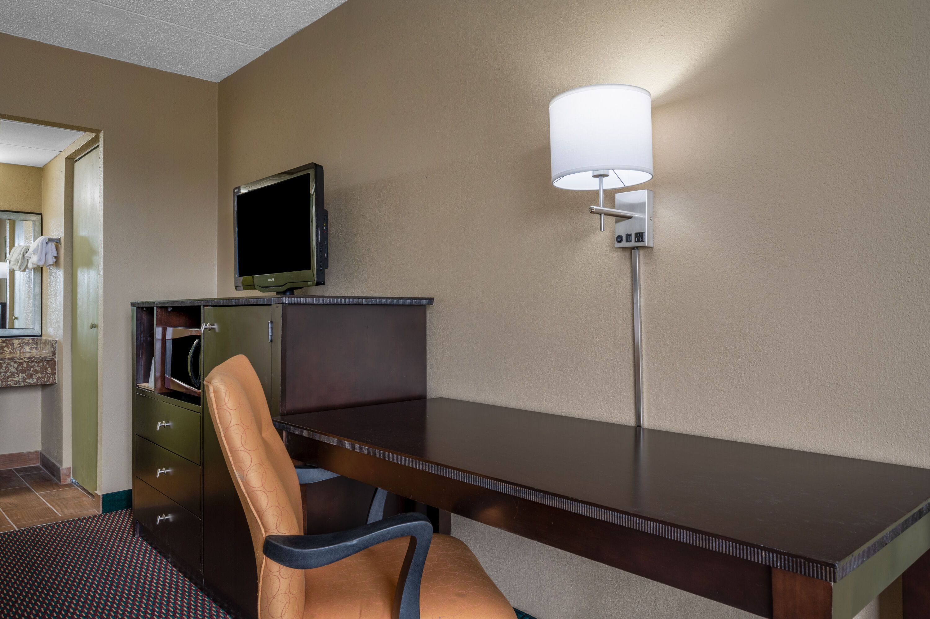 Guest room feature at the Super 8 by Wyndham Perrysburg/Toledo in Perrysburg, Ohio