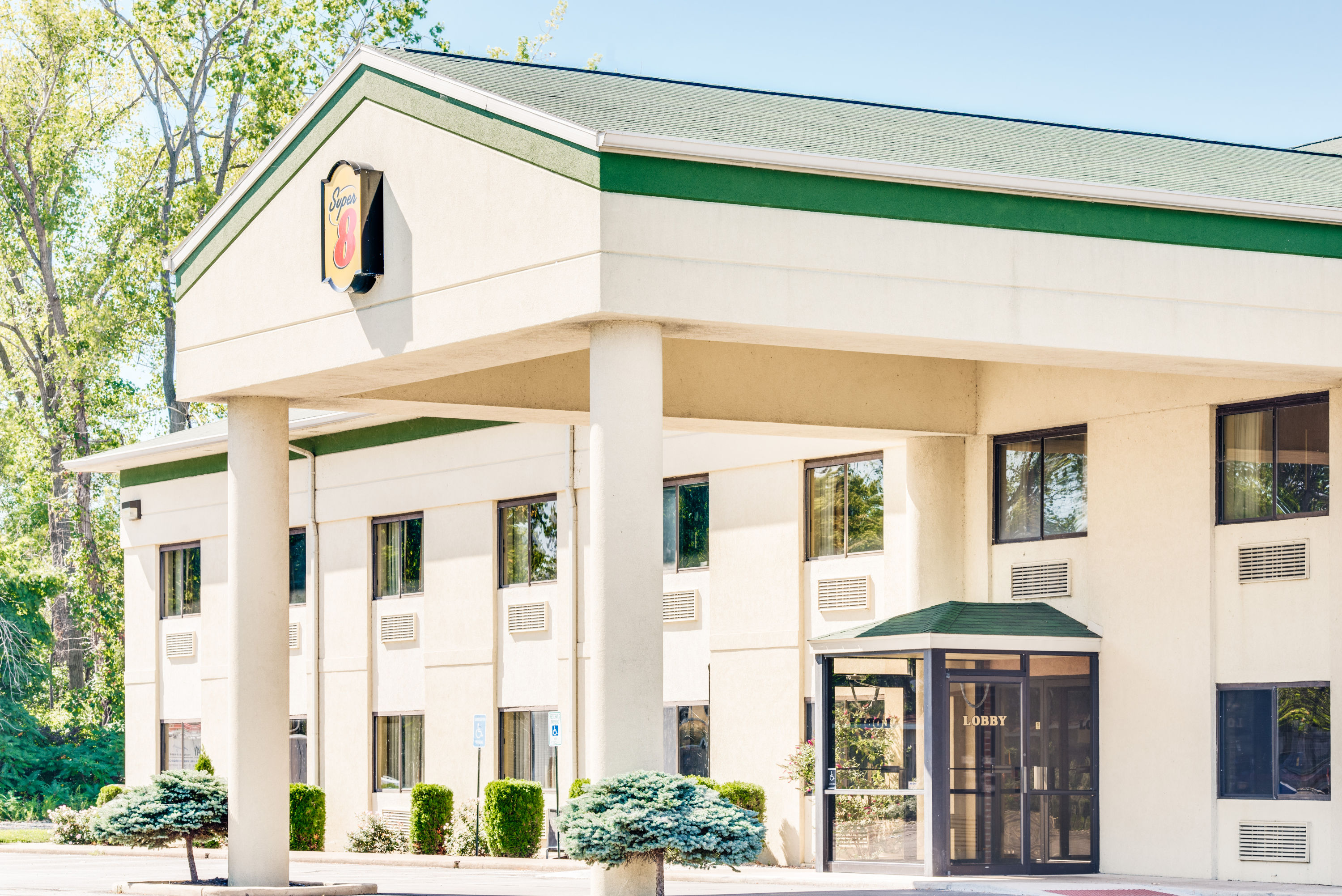 Exterior Day Image of Super 8 by Wyndham Port Clinton hotel in Port Clinton, Ohio