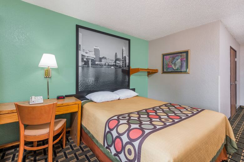 Guest room at the Super 8 Twinsburg/Cleveland Area in Twinsburg, Ohio