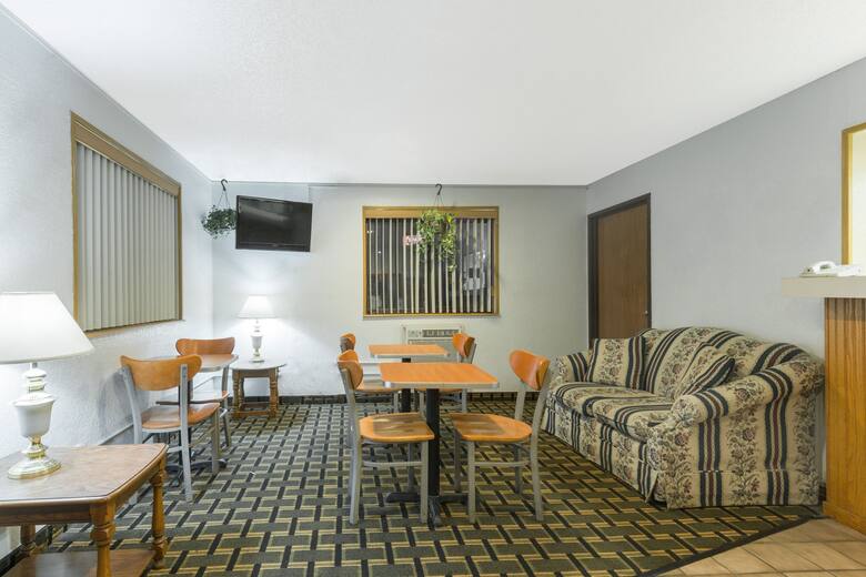 Super 8 By Wyndham Twinsburg Cleveland Area Hotels Oh 44087 Super 8 By Wyndham Twinsburg Cleveland Area Hotel Lobby In Ohio