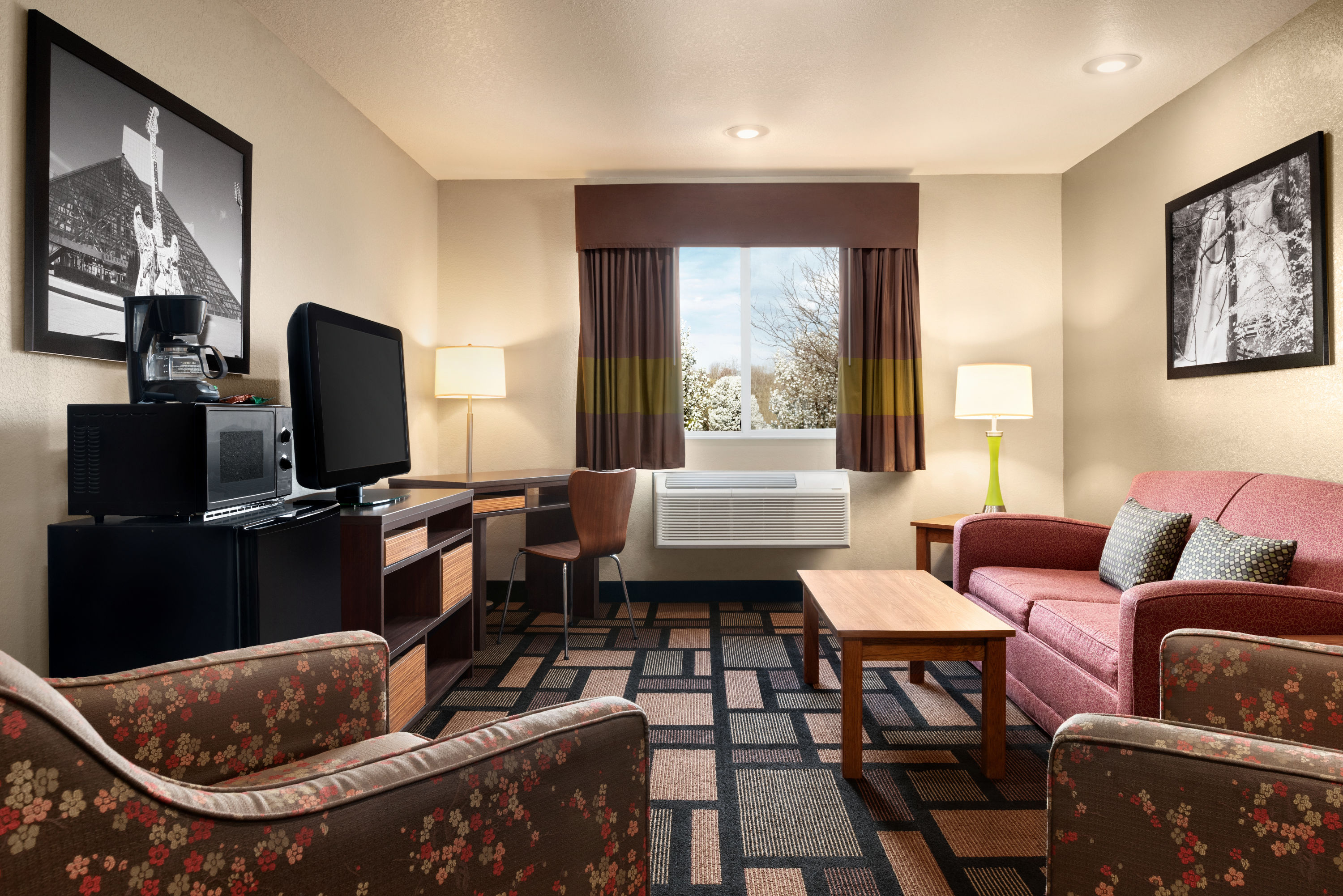 Super 8 by Wyndham Akron S/Green/Uniontown OH suite in Uniontown, Ohio