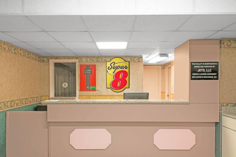 Super 8 Wapakoneta Hotels Oh 45895 Super 8 Wapakoneta Hotel Lobby In Ohio