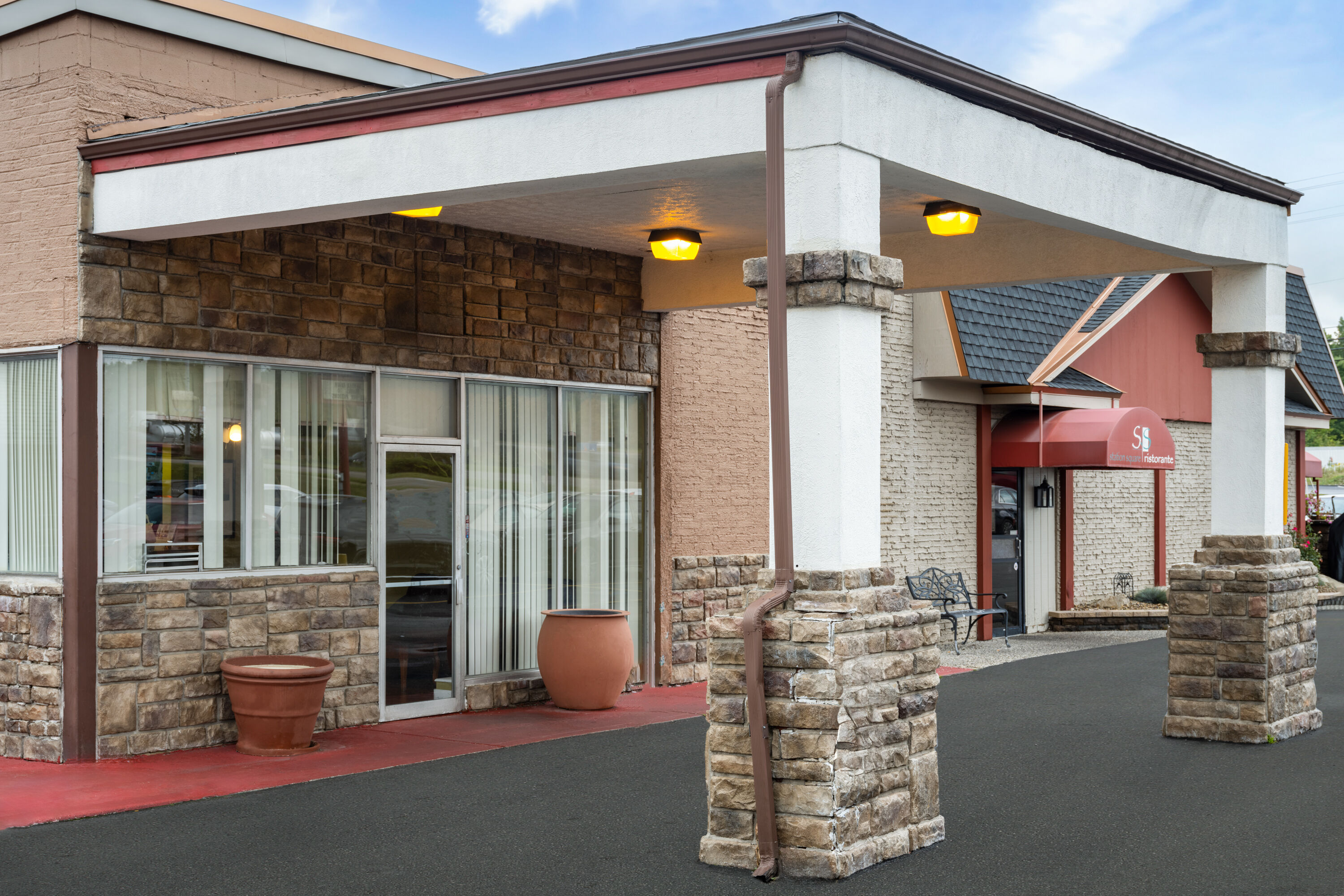 Exterior of Super 8 by Wyndham Youngstown/Girard hotel in Youngstown, Ohio