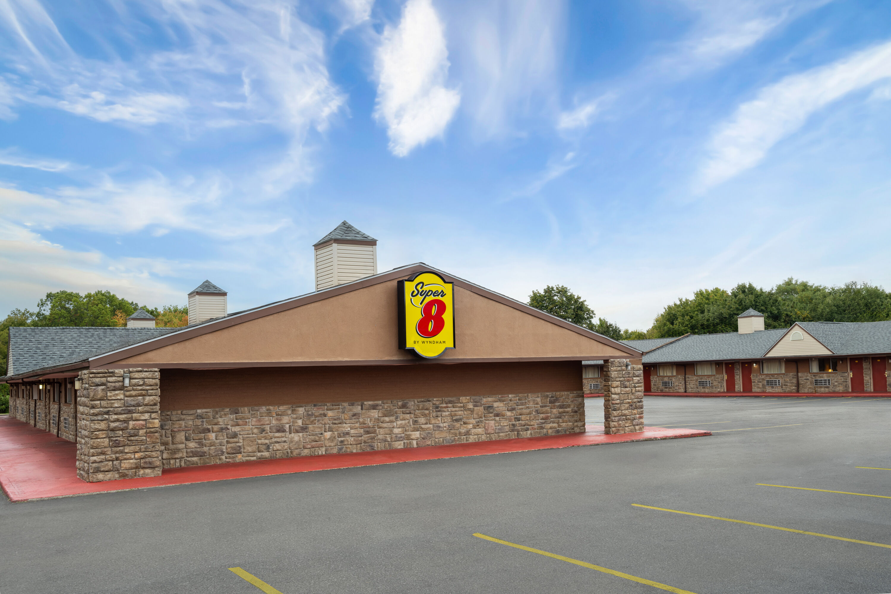 Exterior of Super 8 by Wyndham Youngstown/Girard hotel in Youngstown, Ohio