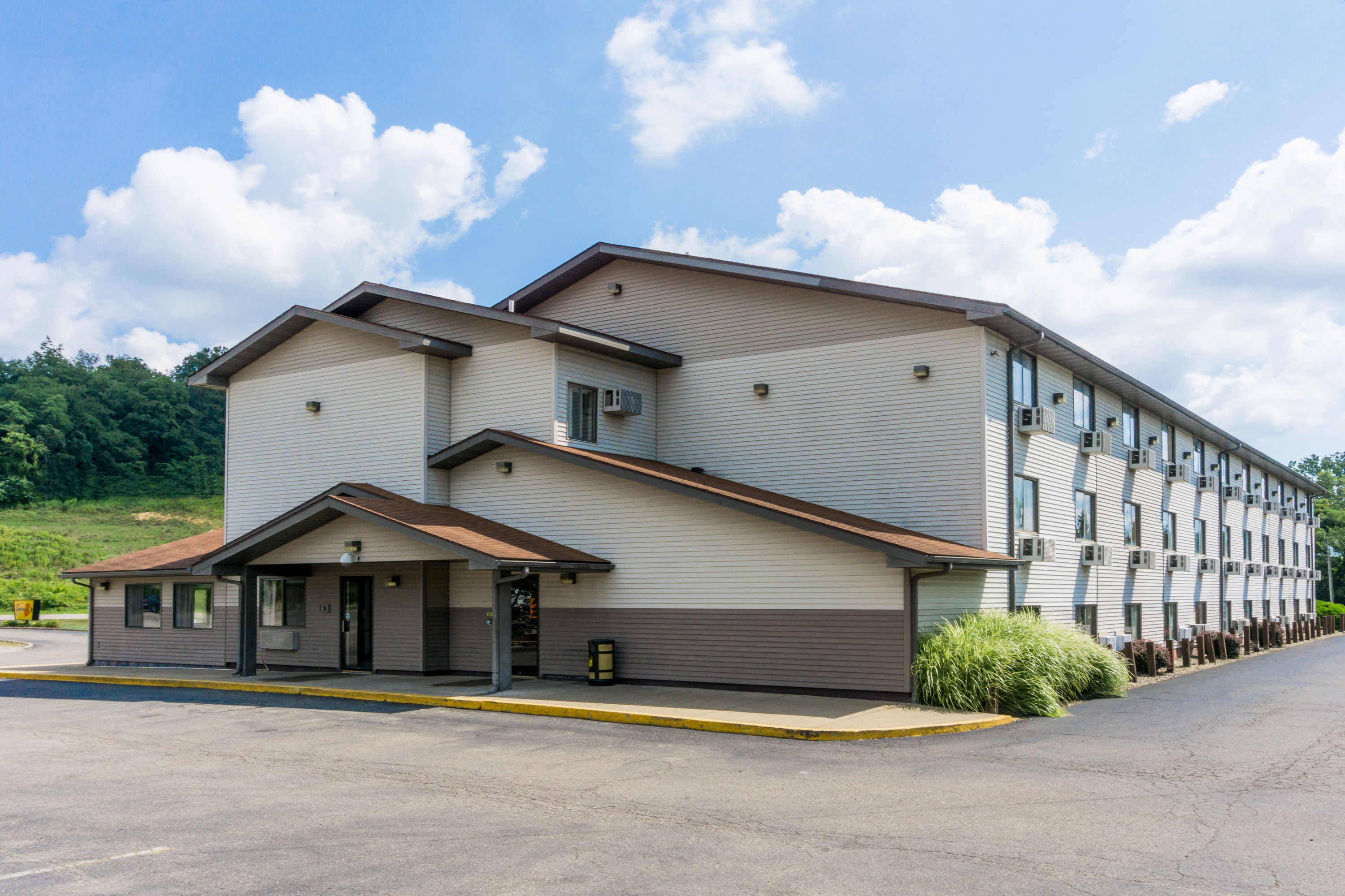 Exterior Day Image of Super 8 by Wyndham Zanesville hotel in Zanesville, Ohio