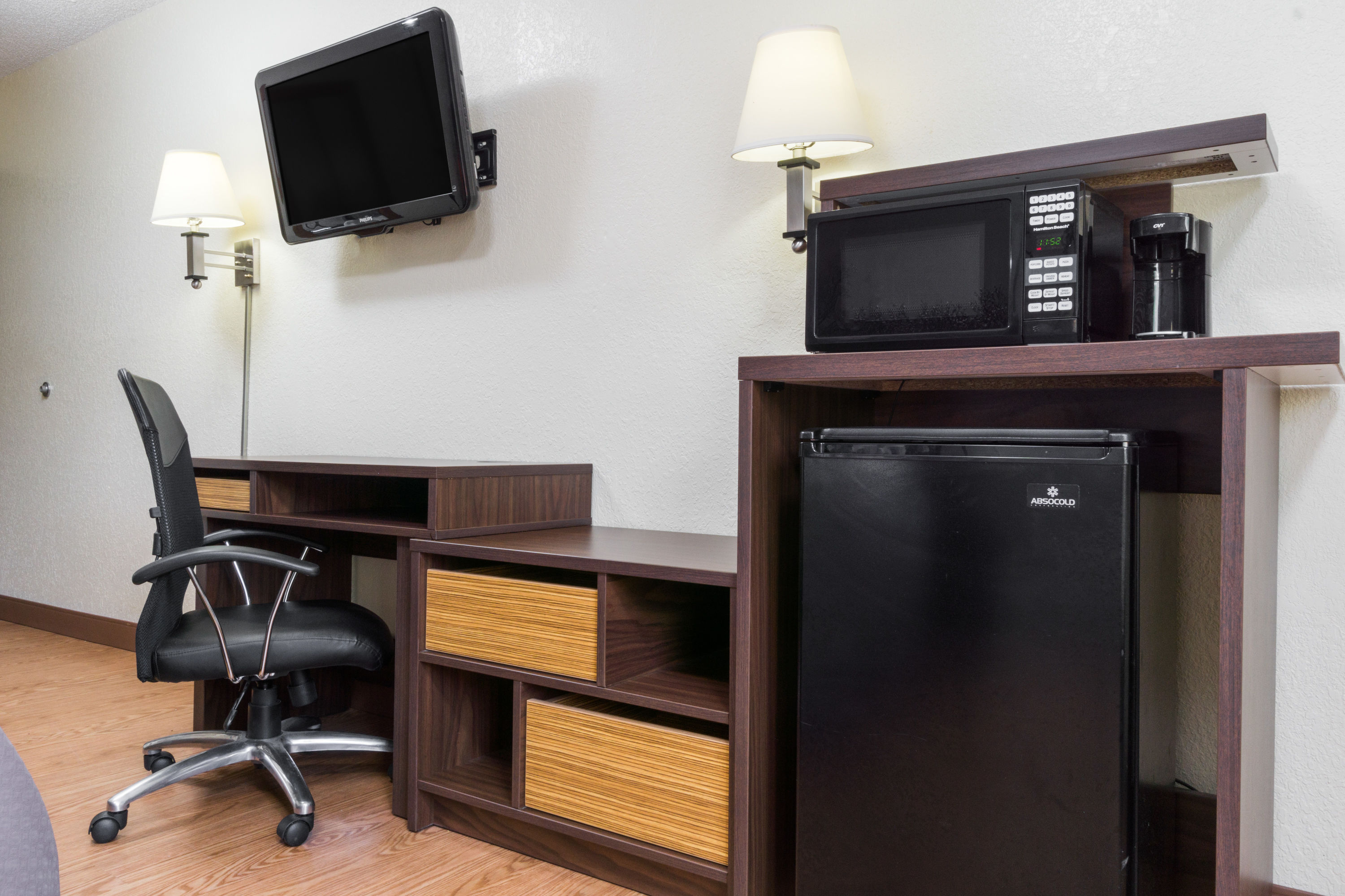 Guest room feature at the Super 8 by Wyndham Zanesville in Zanesville, Ohio