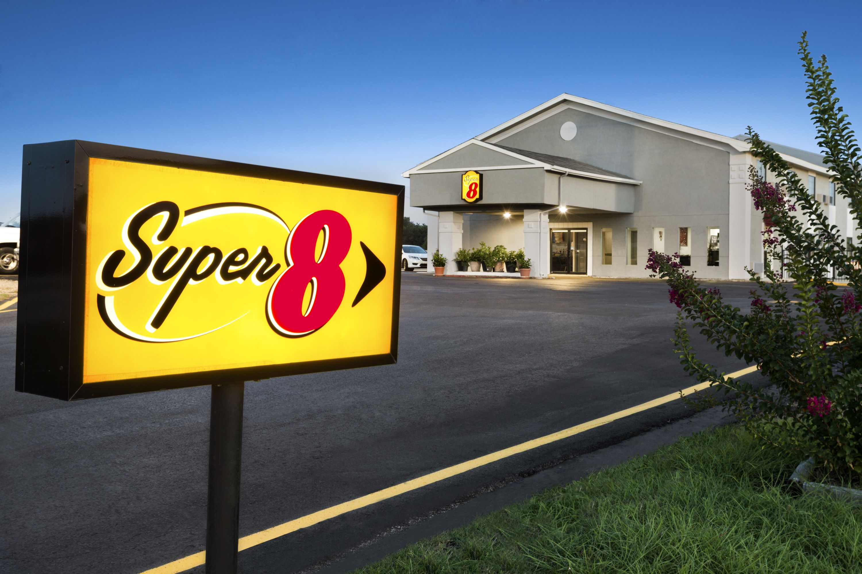 Exterior of Super 8 by Wyndham Ardmore hotel in Ardmore, Oklahoma
