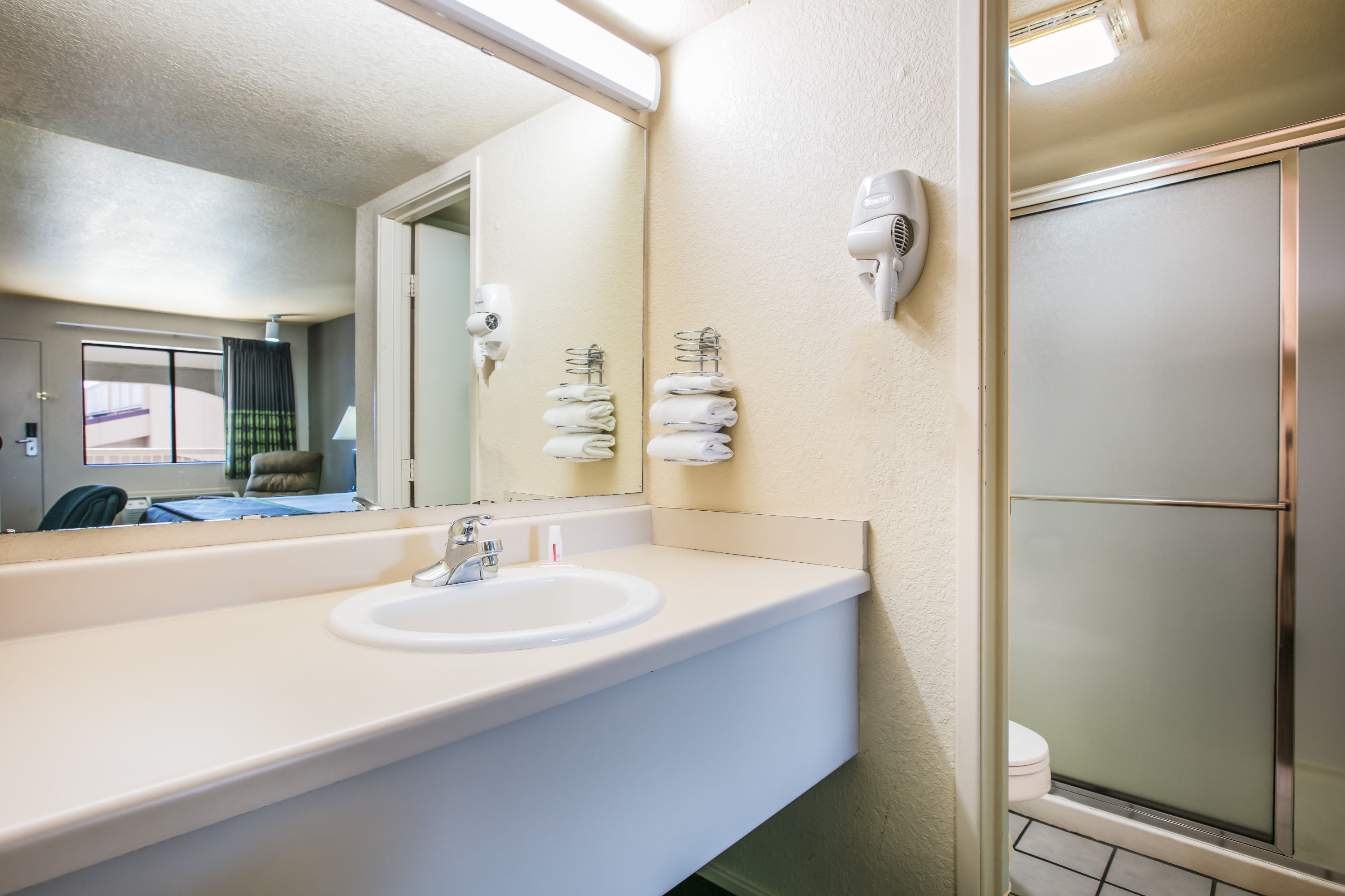 Guest room bath at the Super 8 by Wyndham Oklahoma Airport Fairgrounds West in Oklahoma City, Oklahoma