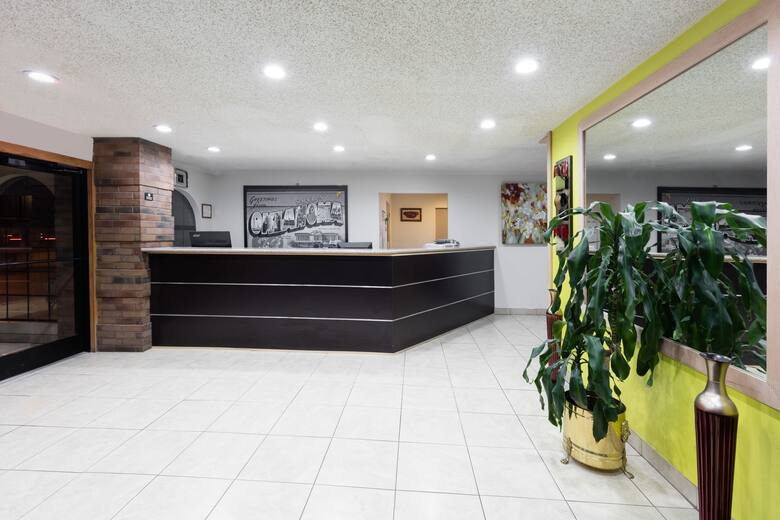 Super 8 Sapulpa/Tulsa Area hotel lobby in Sapulpa, Oklahoma