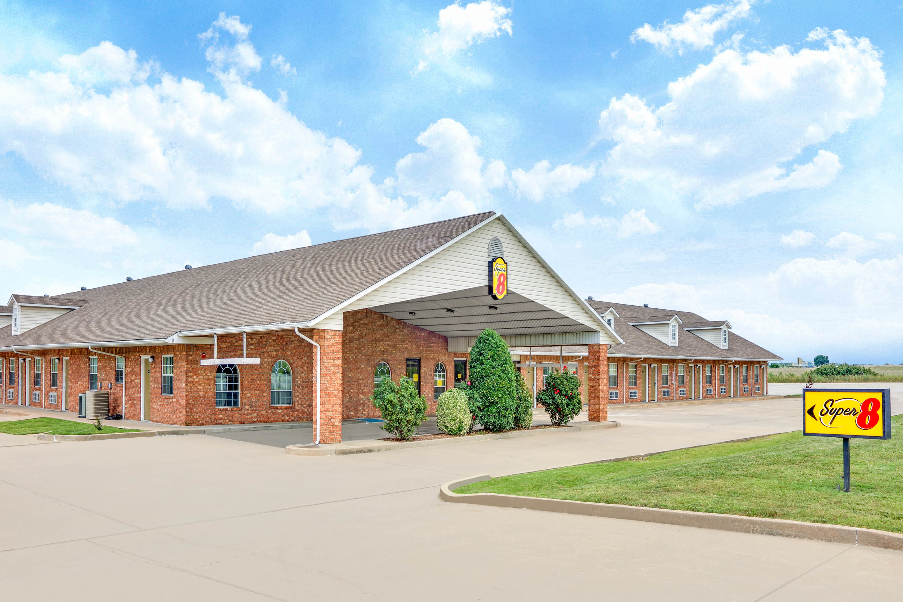 Exterior Day Image of Super 8 by Wyndham Big Cabin/Vinita Area hotel in Vinita, Oklahoma