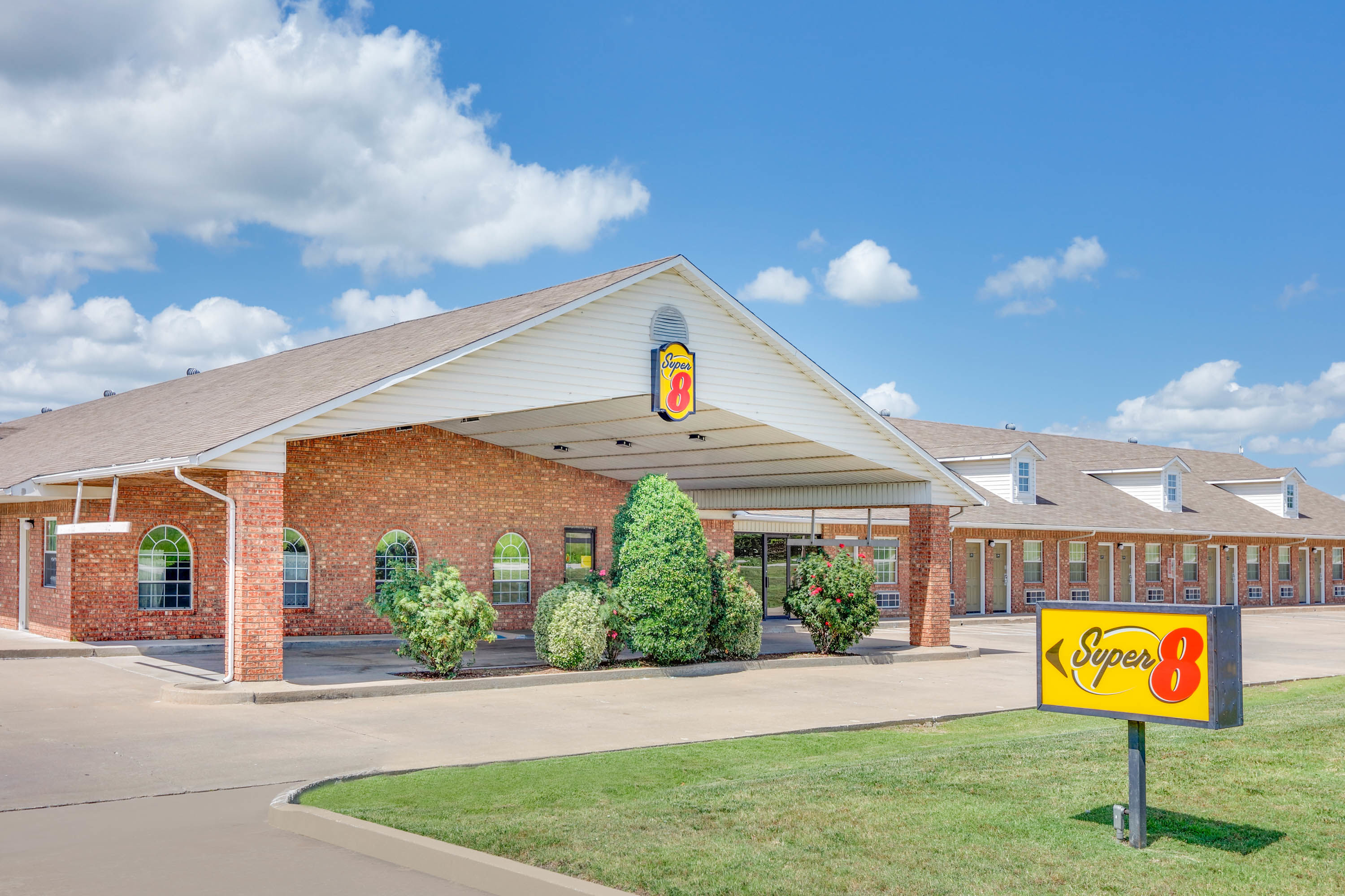 Exterior Day Image of Super 8 by Wyndham Big Cabin/Vinita Area hotel in Vinita, Oklahoma