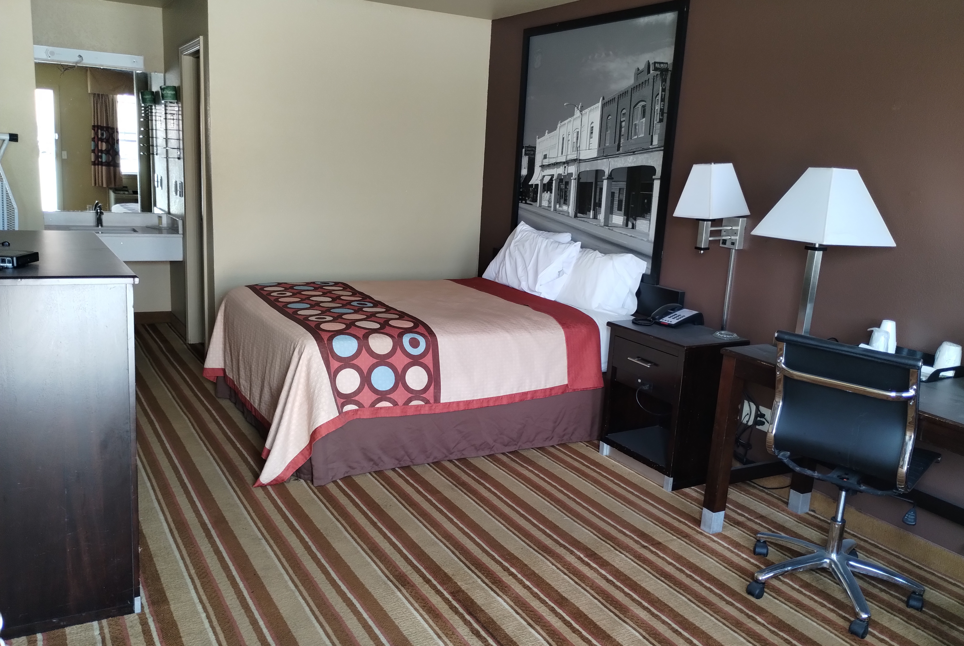 Queen bed guest room at the Super 8 by Wyndham Big Cabin/Vinita Area in Vinita, Oklahoma