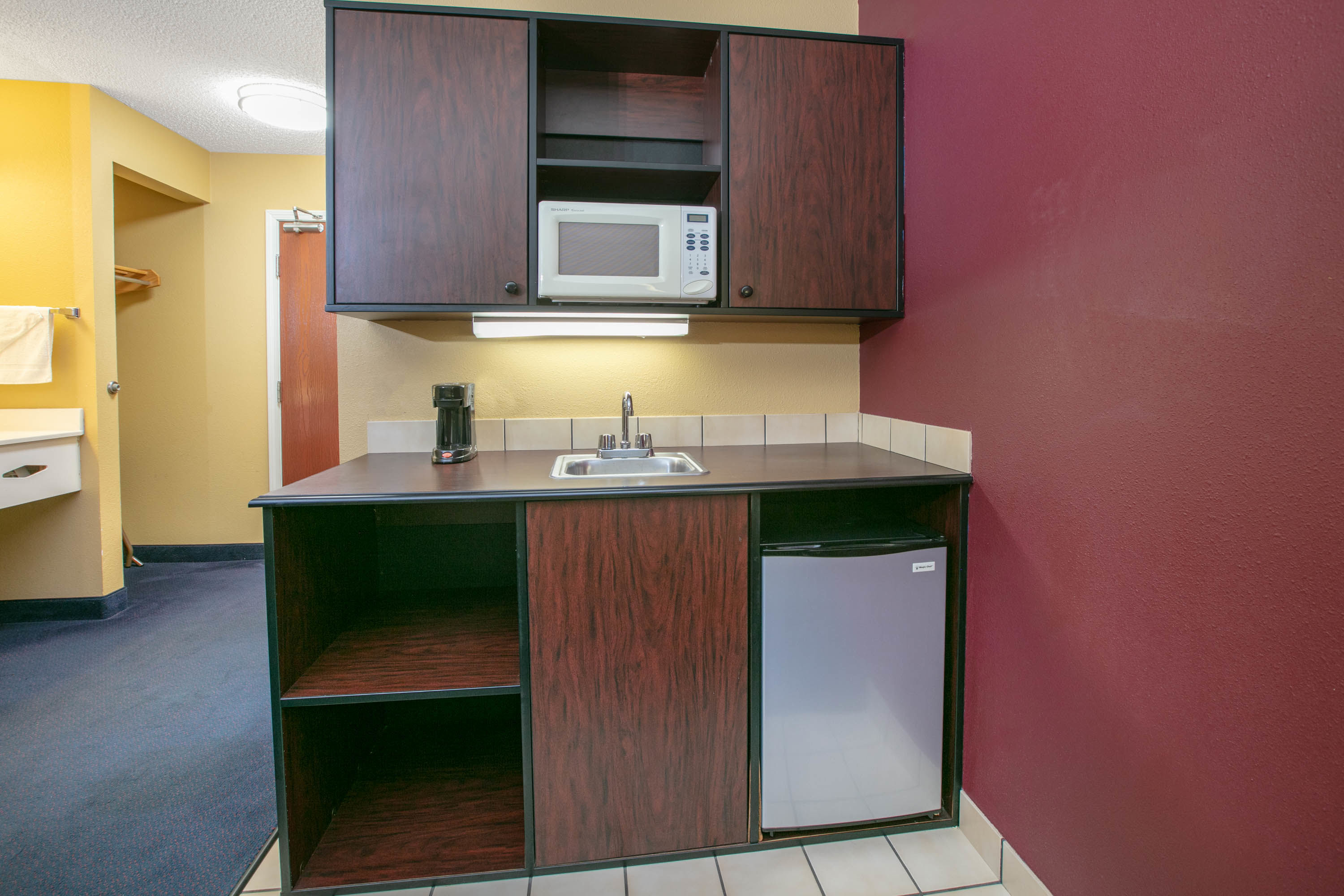 Super 8 by Wyndham Big Cabin/Vinita Area suite kitchen in Vinita, Oklahoma