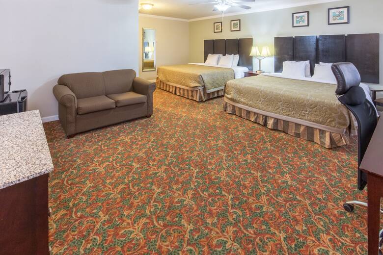 Guest room at the Super 8 Coos Bay/North Bend in Coos Bay, Oregon