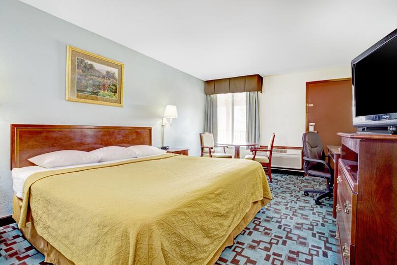 Guest room at the Super 8 Creswell/South Eugene in Creswell, Oregon