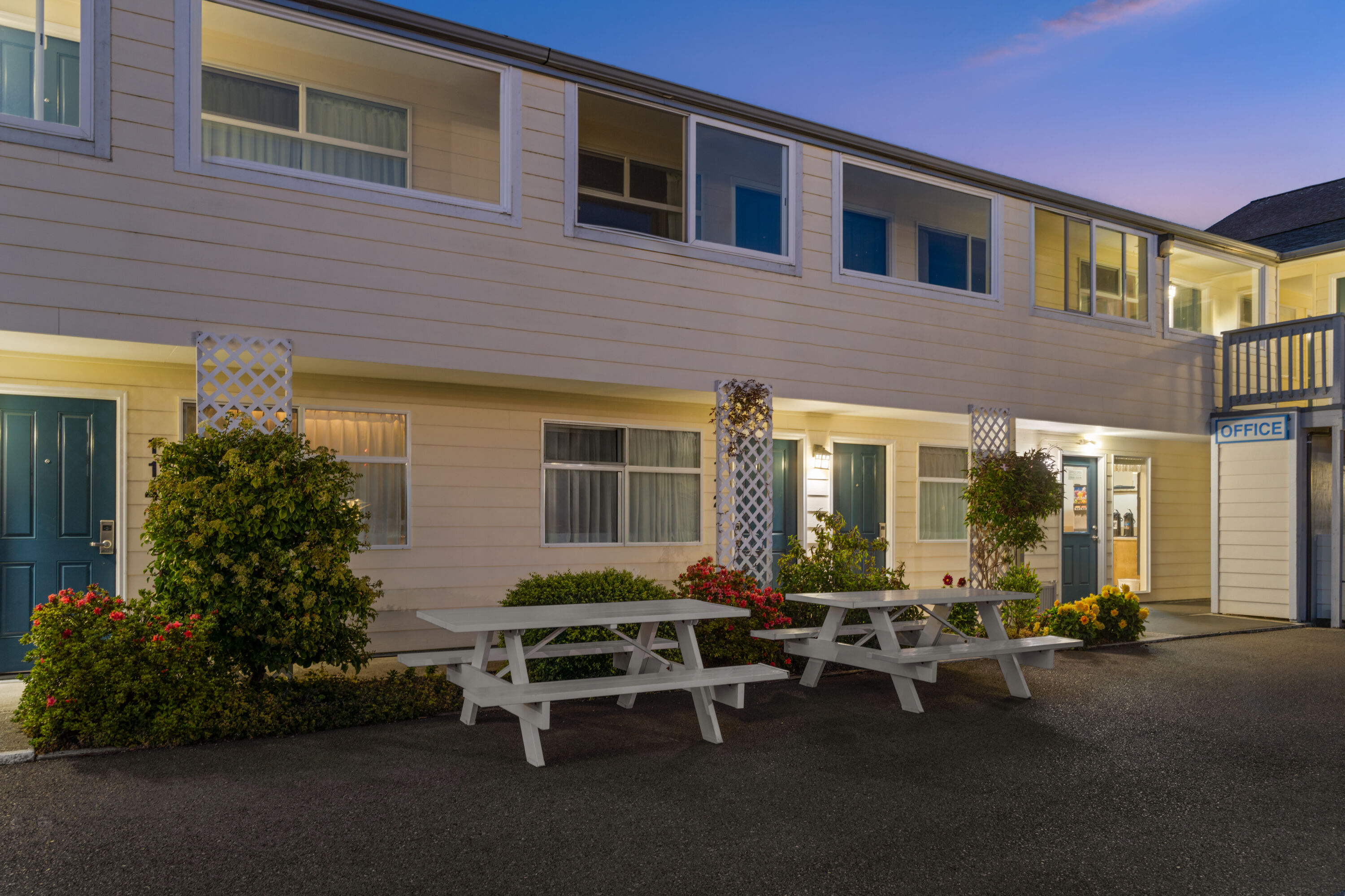 Exterior Dusk Image of Super 8 by Wyndham Florence OR hotel in Florence, Oregon