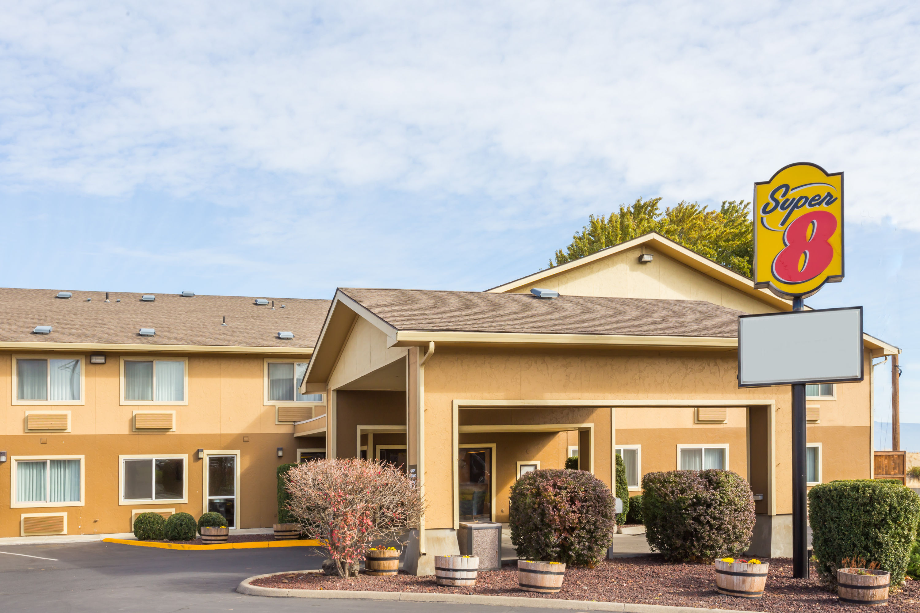 Exterior of Super 8 by Wyndham LaGrande hotel in LaGrande, Oregon