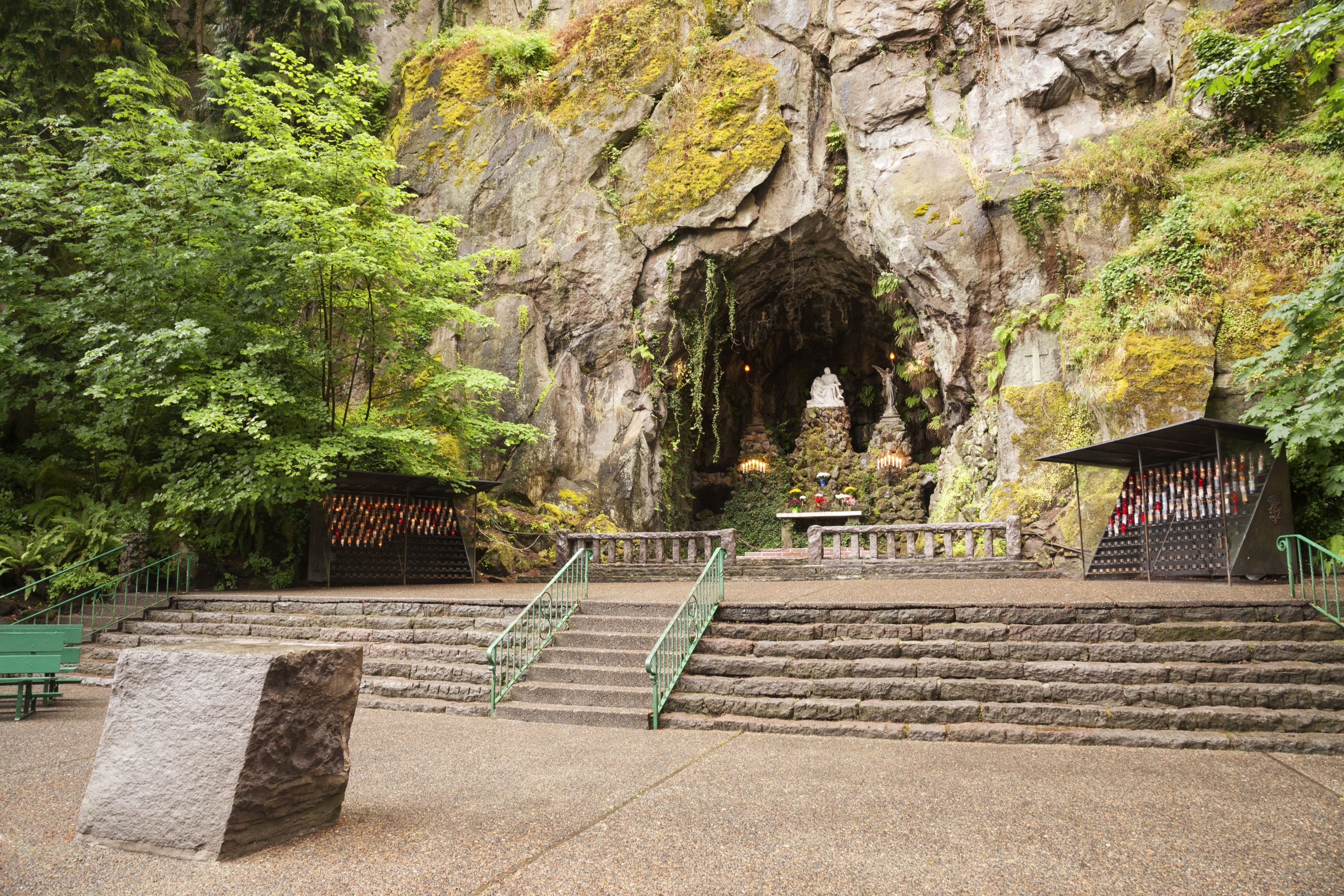 Exterior of Super 8 by Wyndham Portland Airport hotel in Portland, Oregon