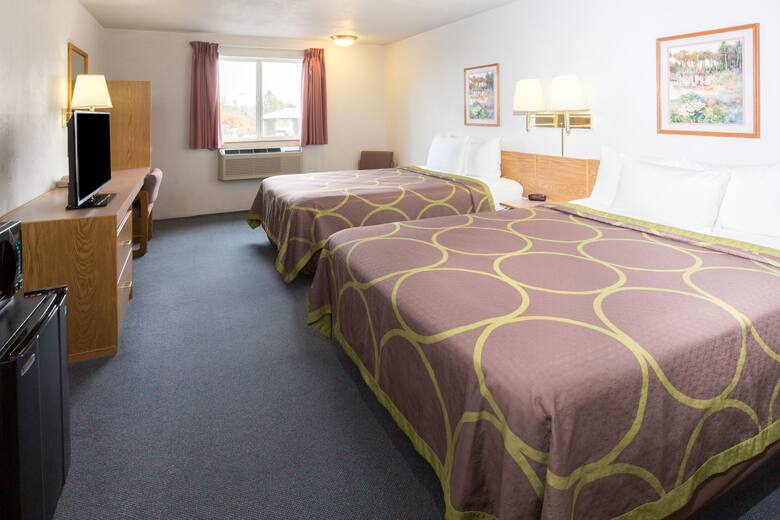 Guest room at the Super 8 Redmond in Redmond, Oregon