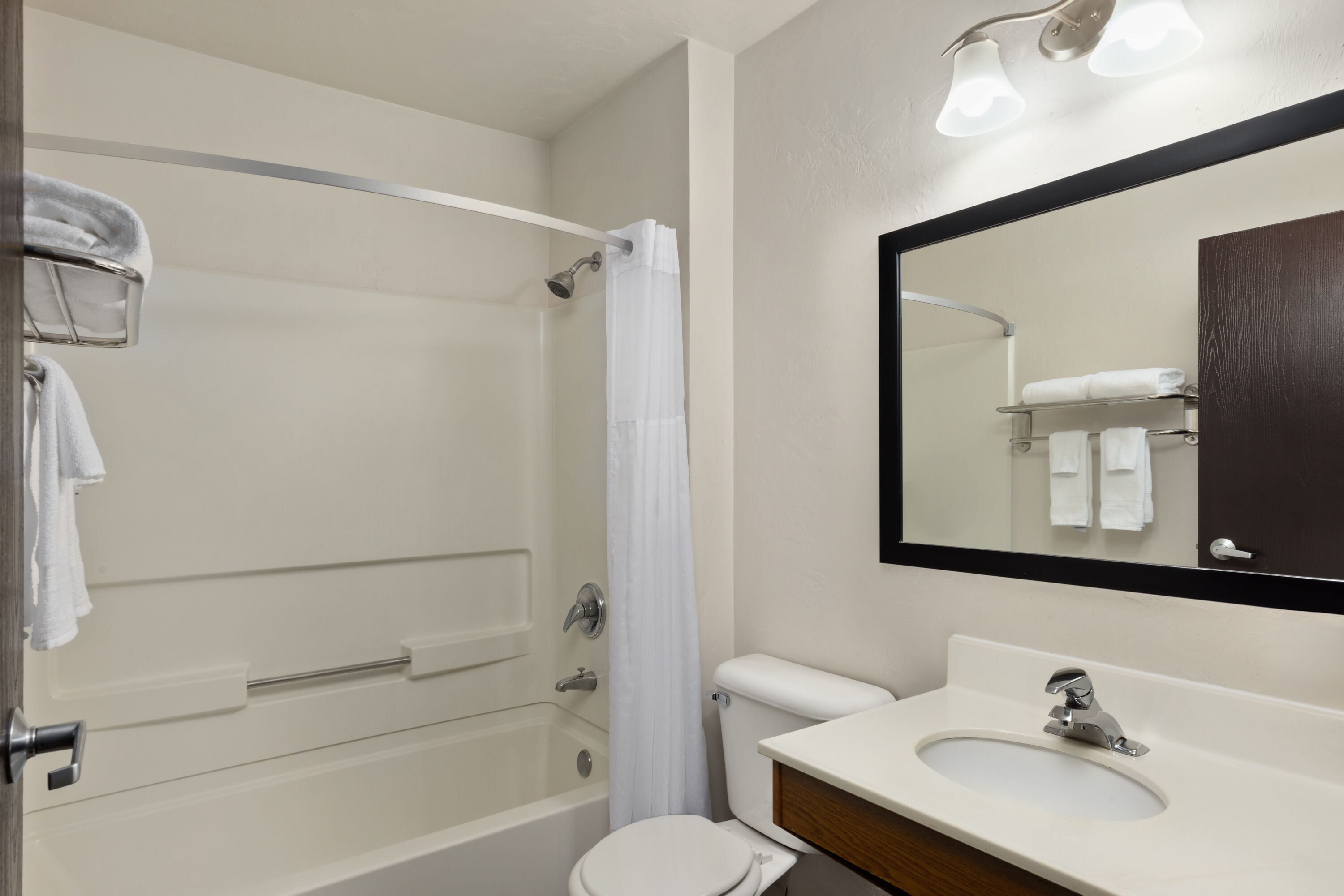Guest room bath at the Super 8 by Wyndham Roseburg in Roseburg, Oregon