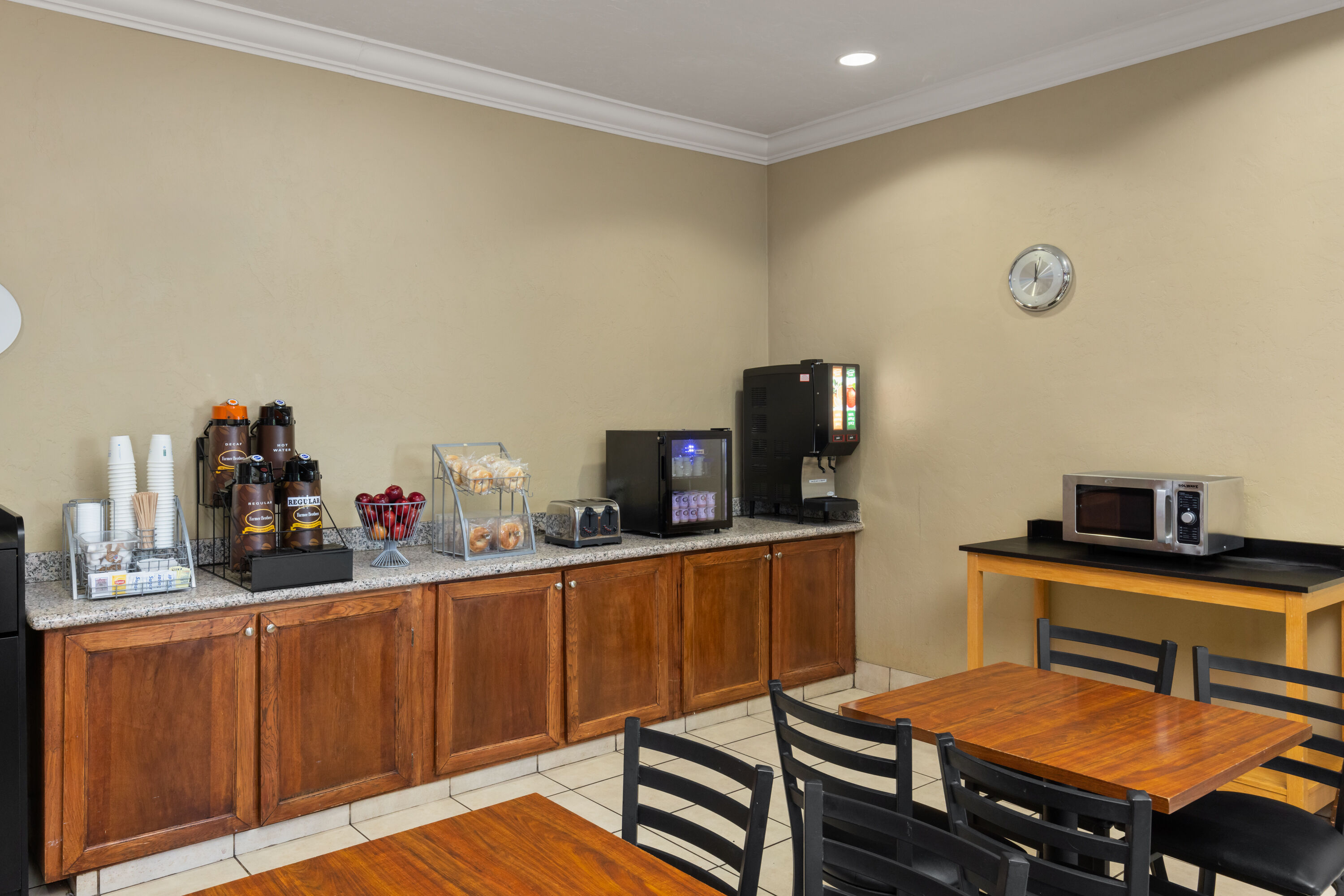 Free breakfast at Super 8 by Wyndham Roseburg in Roseburg, Oregon