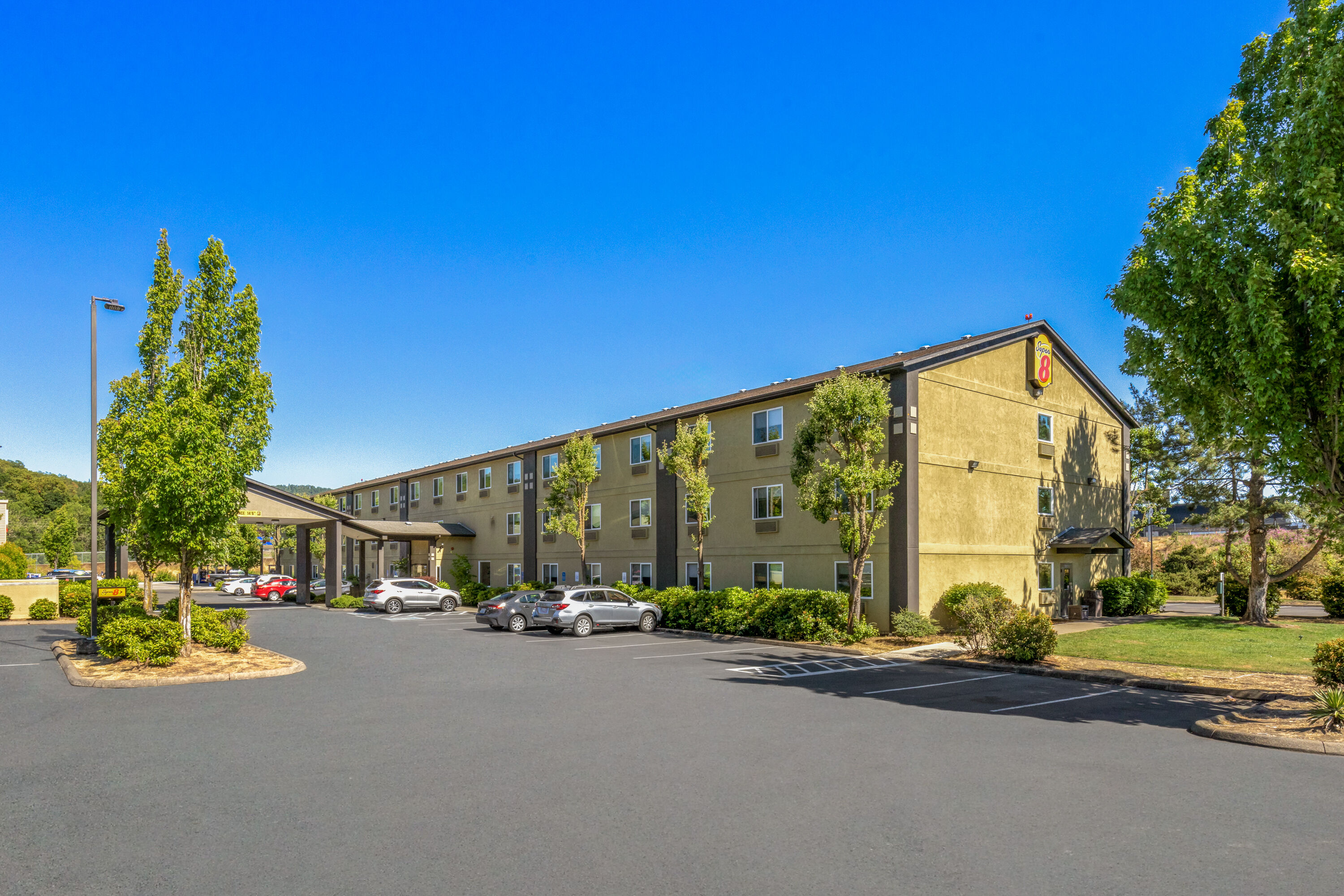 Exterior Day Image of Super 8 by Wyndham Roseburg hotel in Roseburg, Oregon