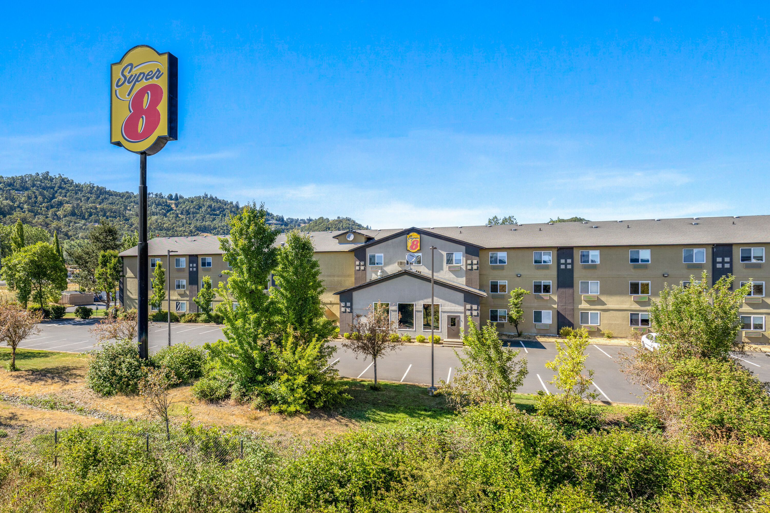 Exterior Day Image of Super 8 by Wyndham Roseburg hotel in Roseburg, Oregon