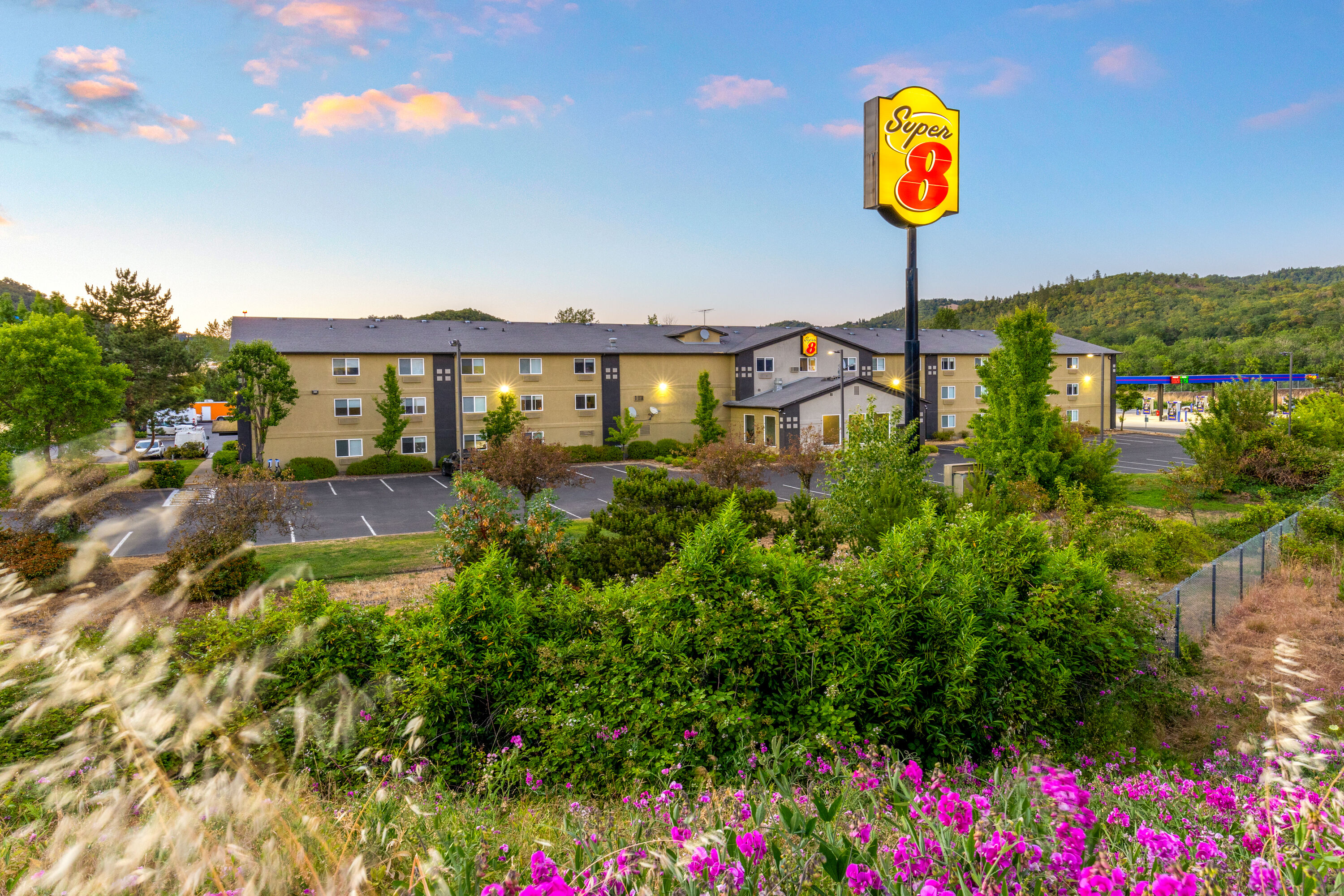 Exterior Dusk Image of Super 8 by Wyndham Roseburg hotel in Roseburg, Oregon