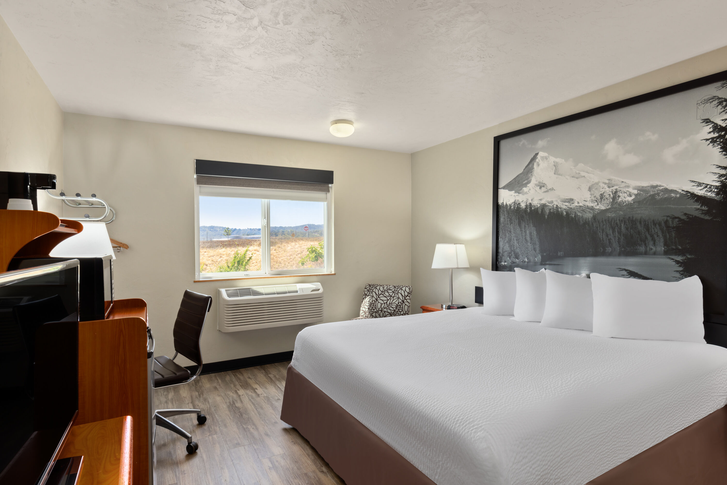 Guest room at the Super 8 by Wyndham Roseburg in Roseburg, Oregon