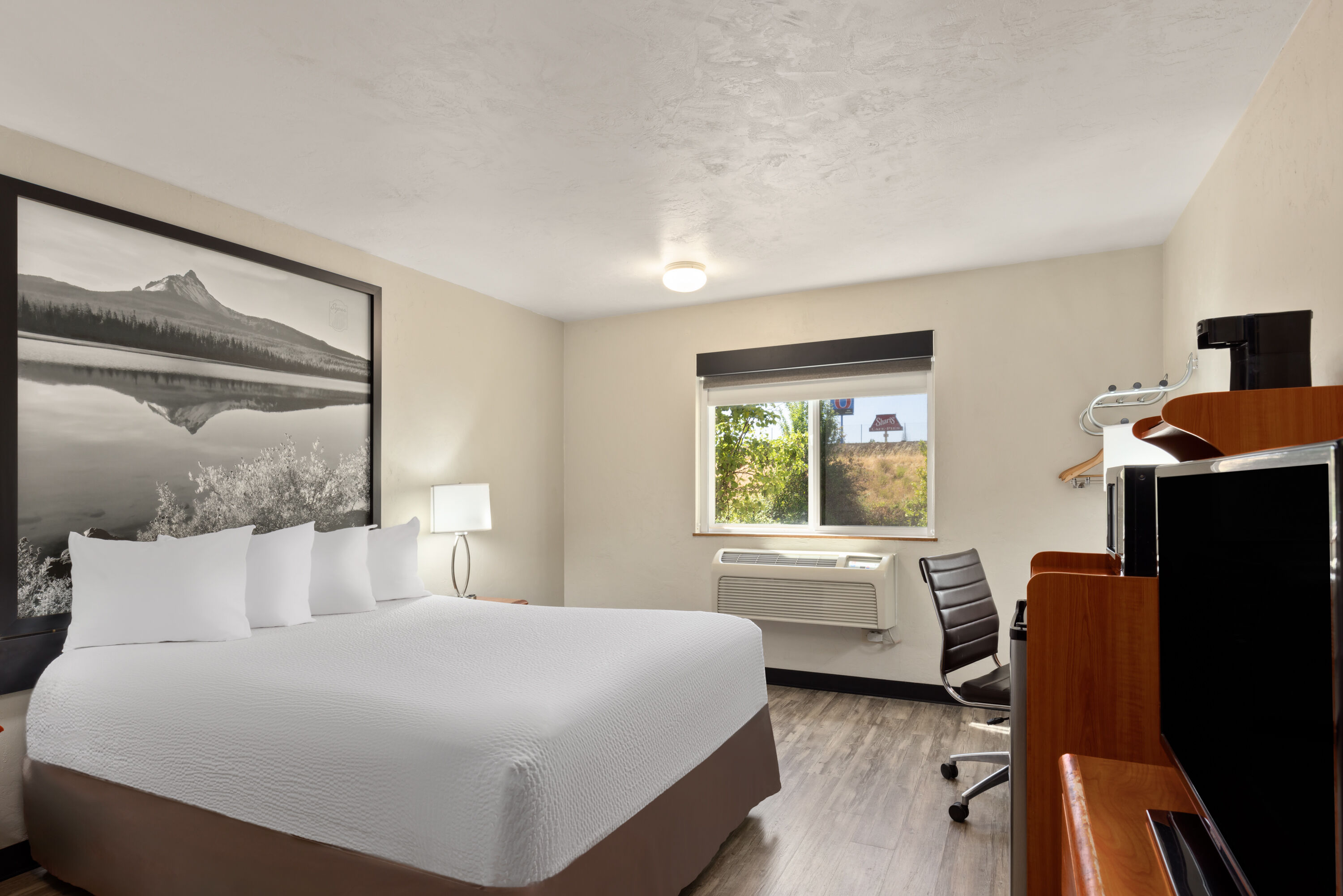 Guest room at the Super 8 by Wyndham Roseburg in Roseburg, Oregon
