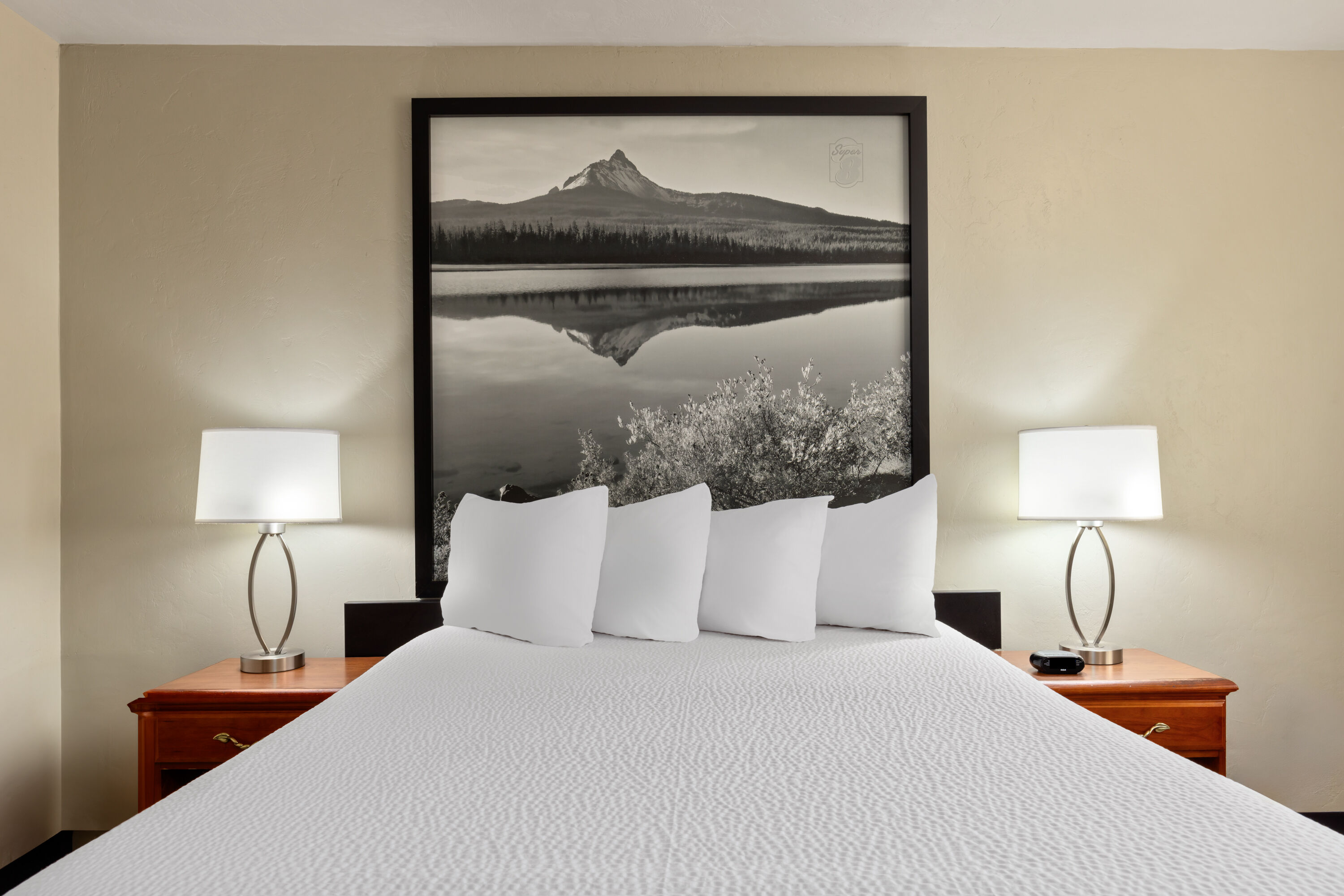 Guest room at the Super 8 by Wyndham Roseburg in Roseburg, Oregon