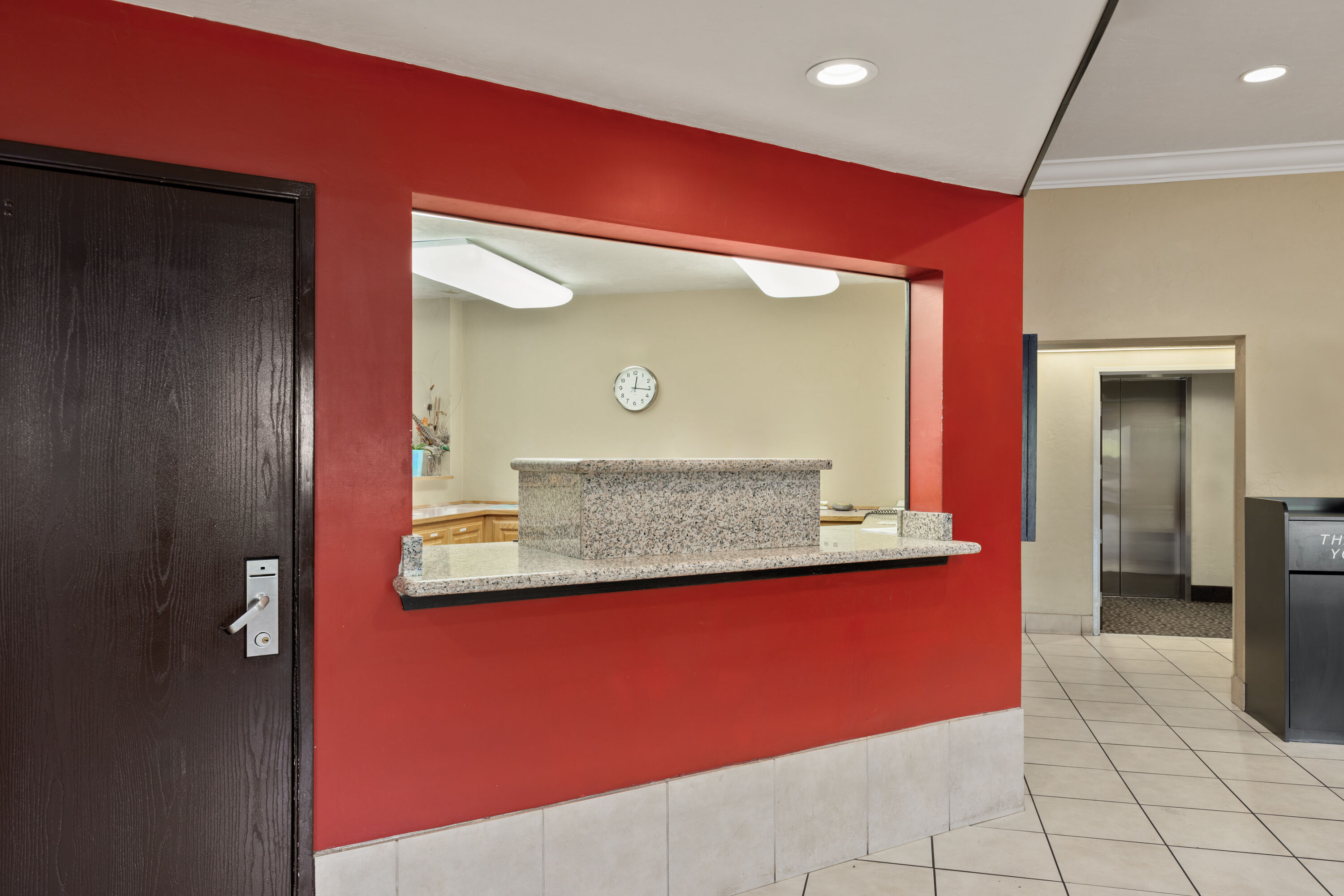 Super 8 by Wyndham Roseburg reception in Roseburg, Oregon