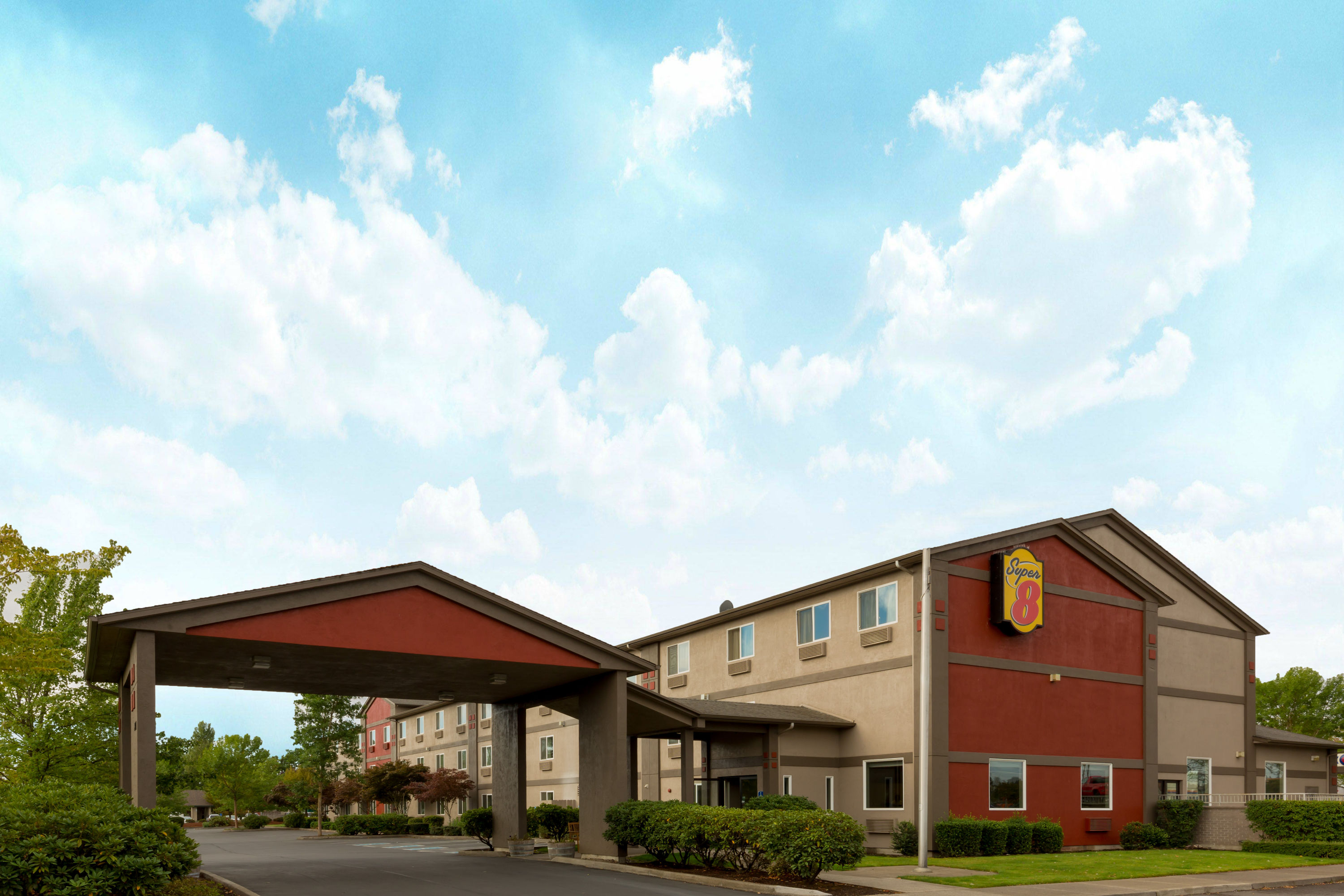 Exterior of Super 8 by Wyndham Woodburn hotel in Woodburn, Oregon