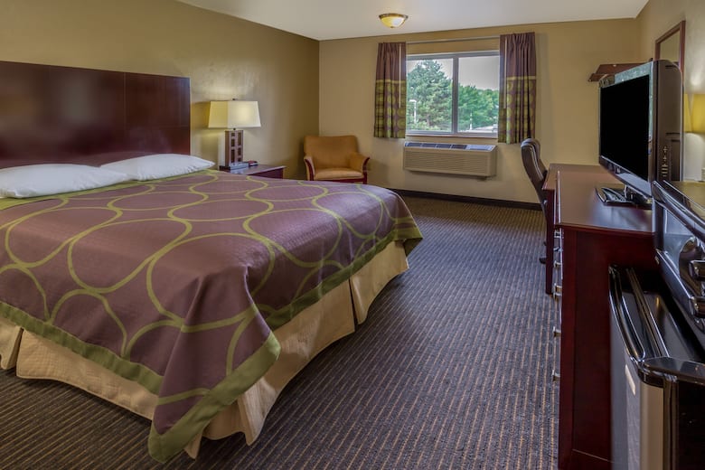 Super 8 By Wyndham Woodburn Hotels Or 97071 Guest Room At The Super 8 By Wyndham Woodburn In Oregon
