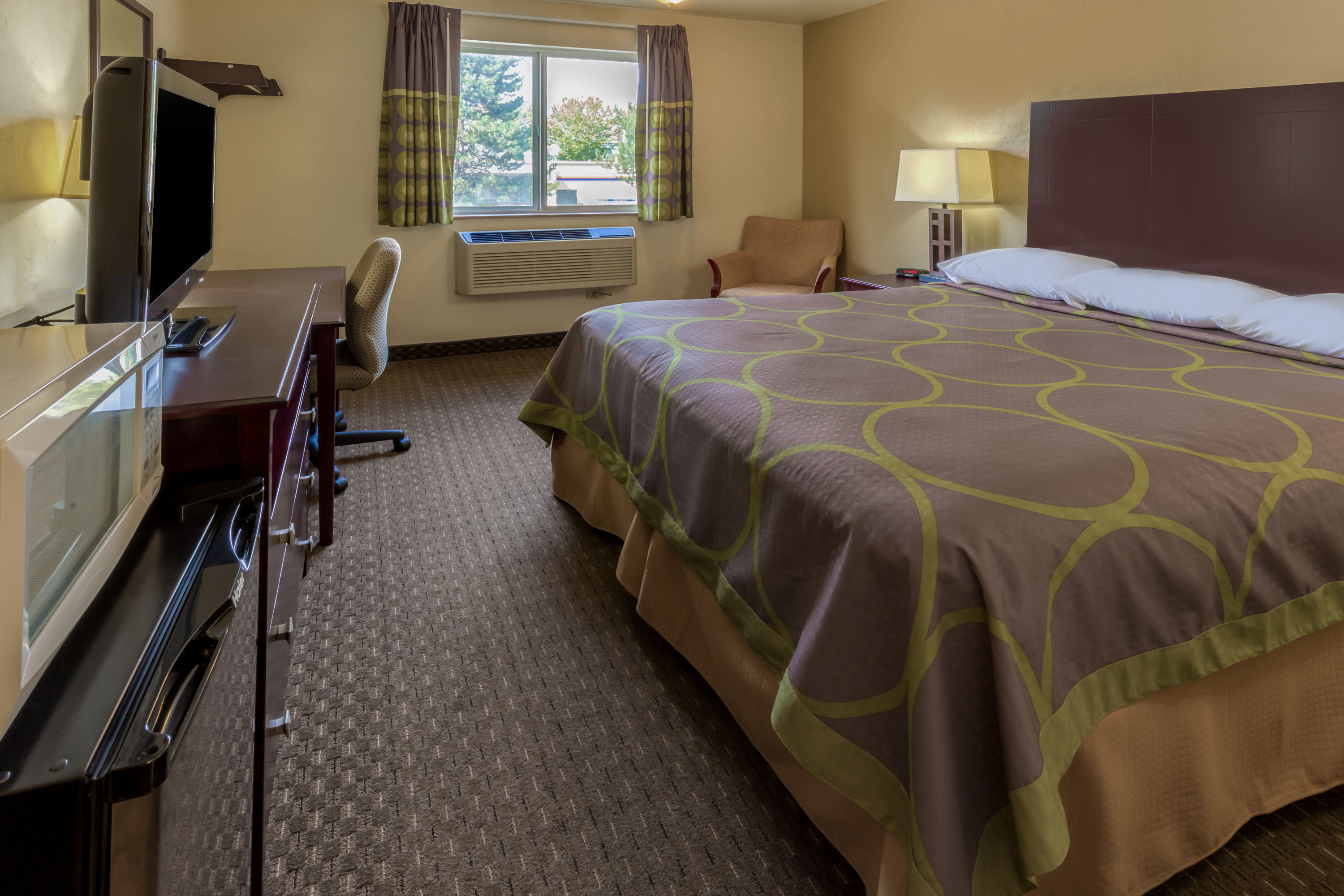 Guest room at the Super 8 by Wyndham Woodburn in Woodburn, Oregon
