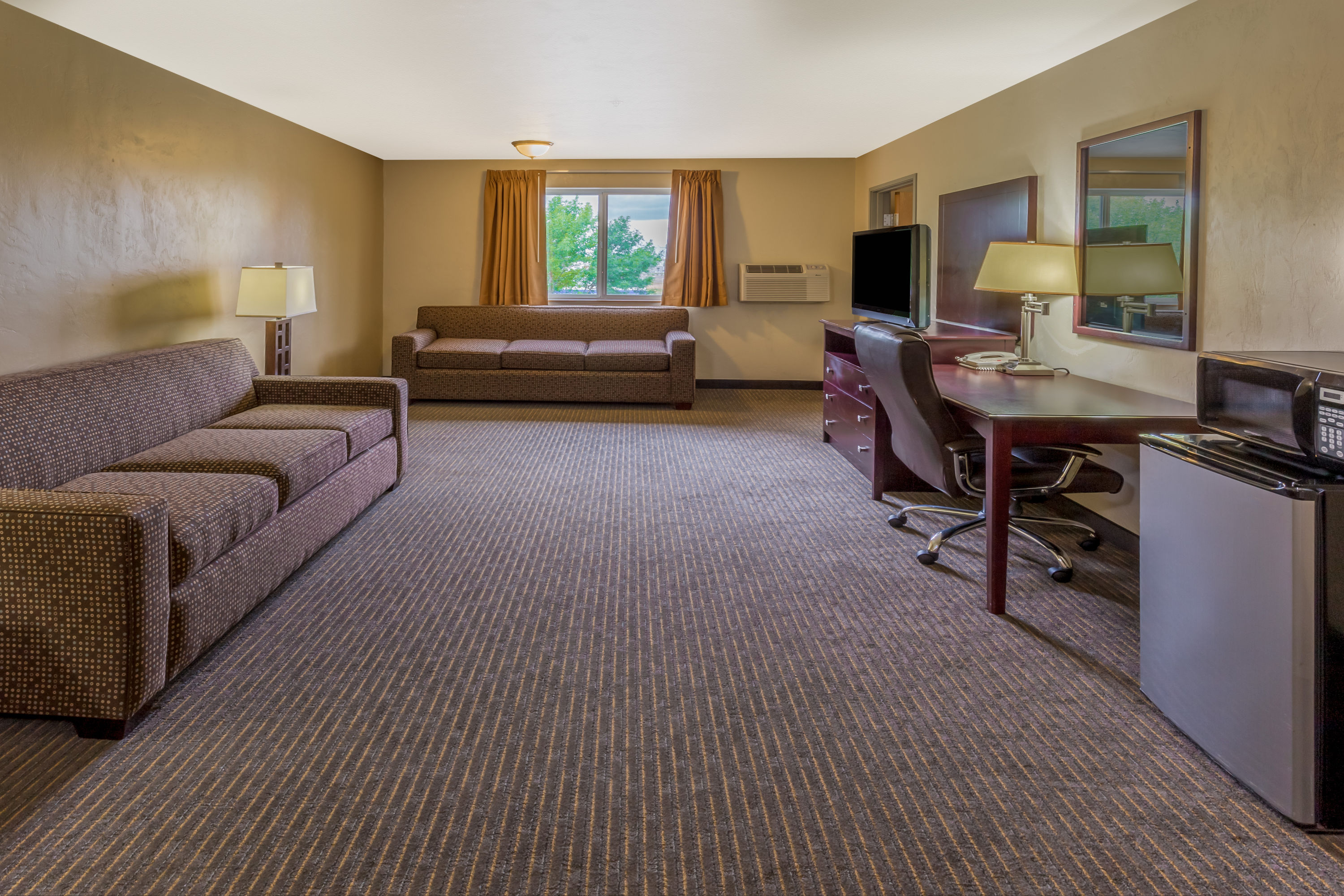 Super 8 by Wyndham Woodburn suite in Woodburn, Oregon
