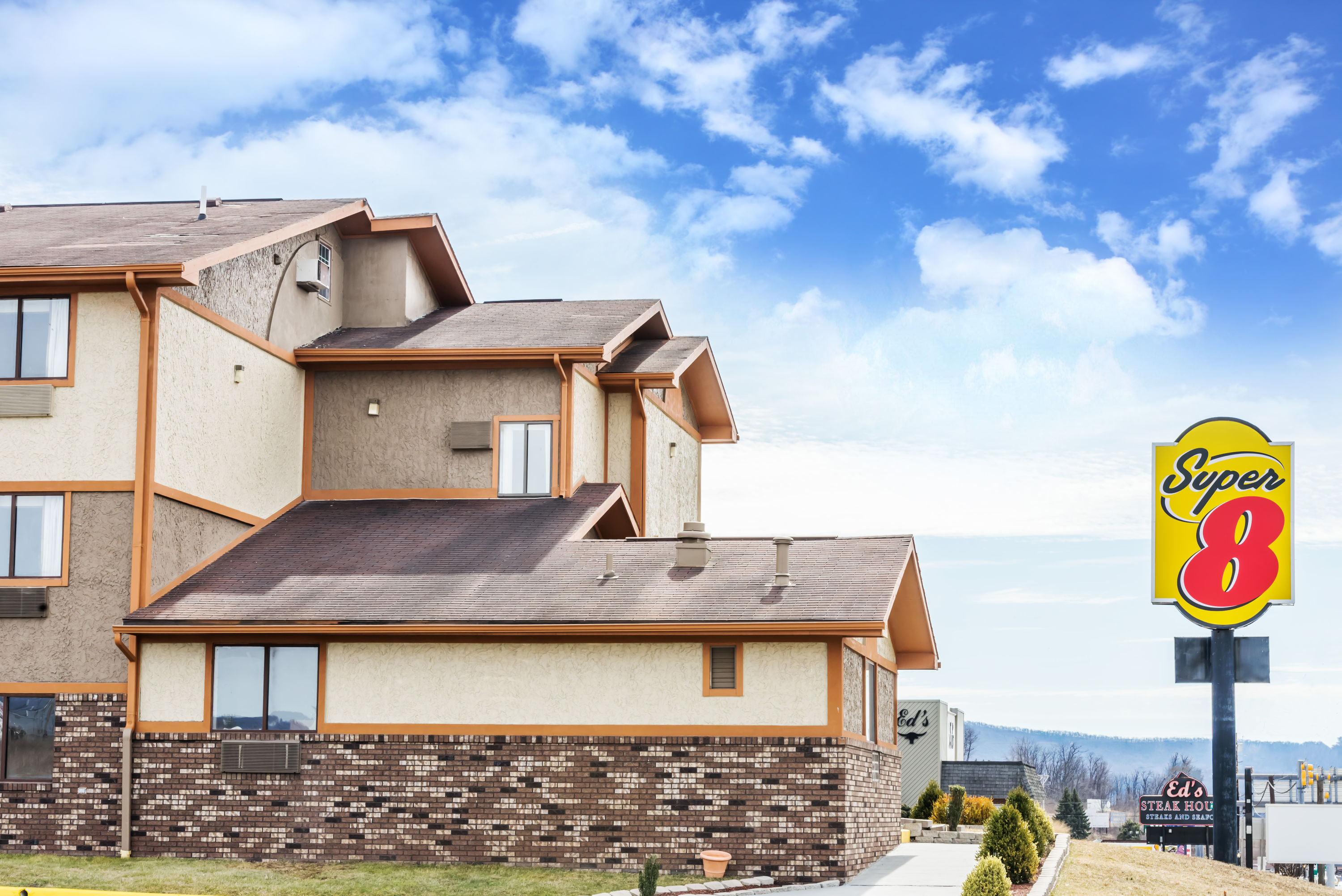 Exterior of Super 8 by Wyndham Bedford hotel in Bedford, Pennsylvania