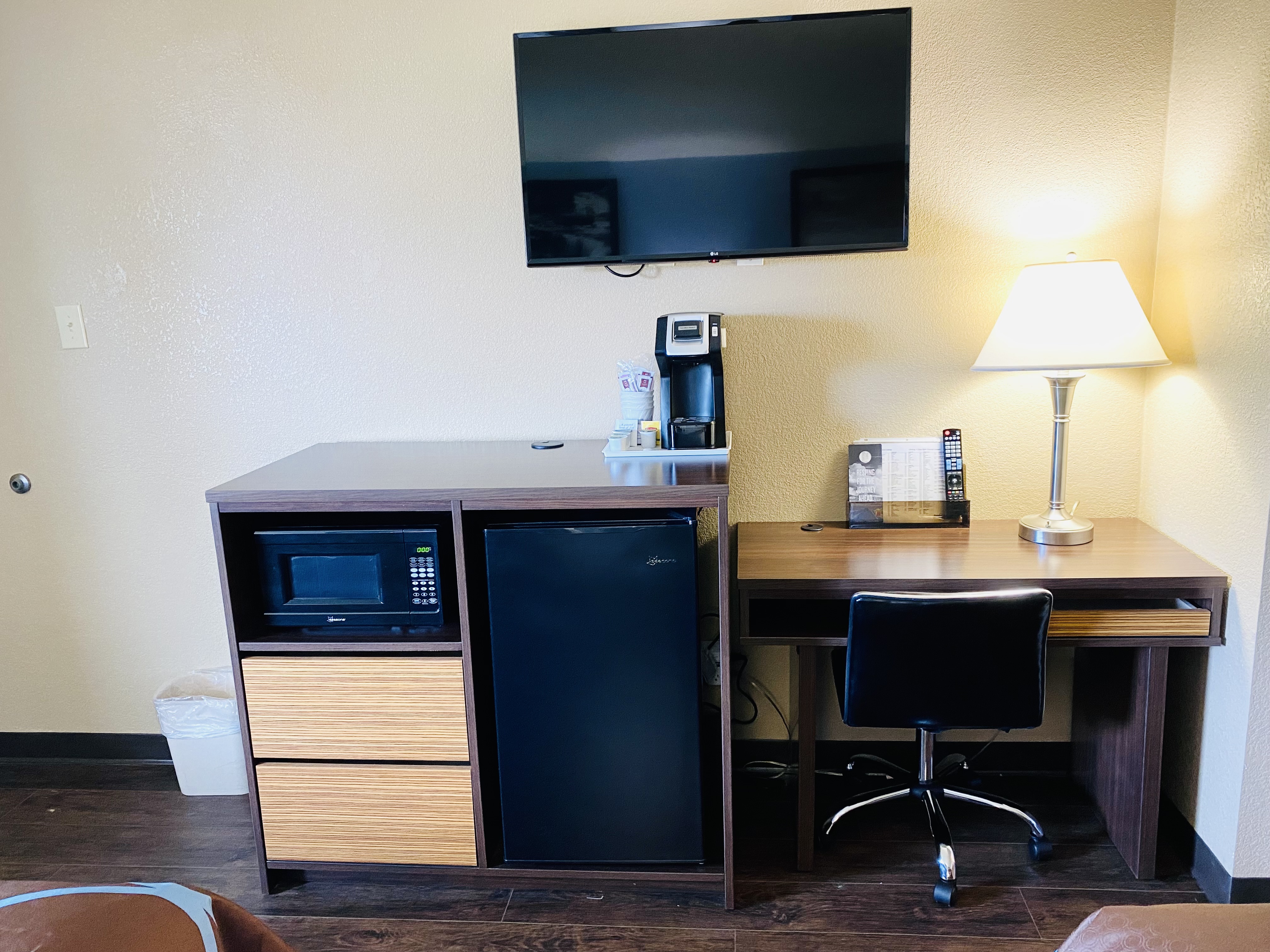 Double bed guest room at the Super 8 by Wyndham Danville in Danville, Pennsylvania