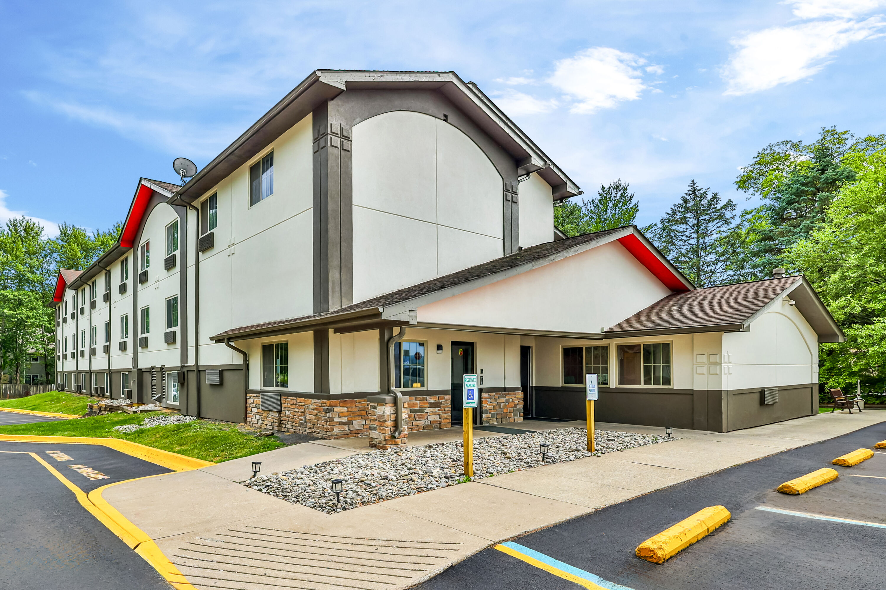 Exterior Day Image of Super 8 by Wyndham East Stroudsburg/Poconos hotel in East Stroudsburg, Pennsylvania