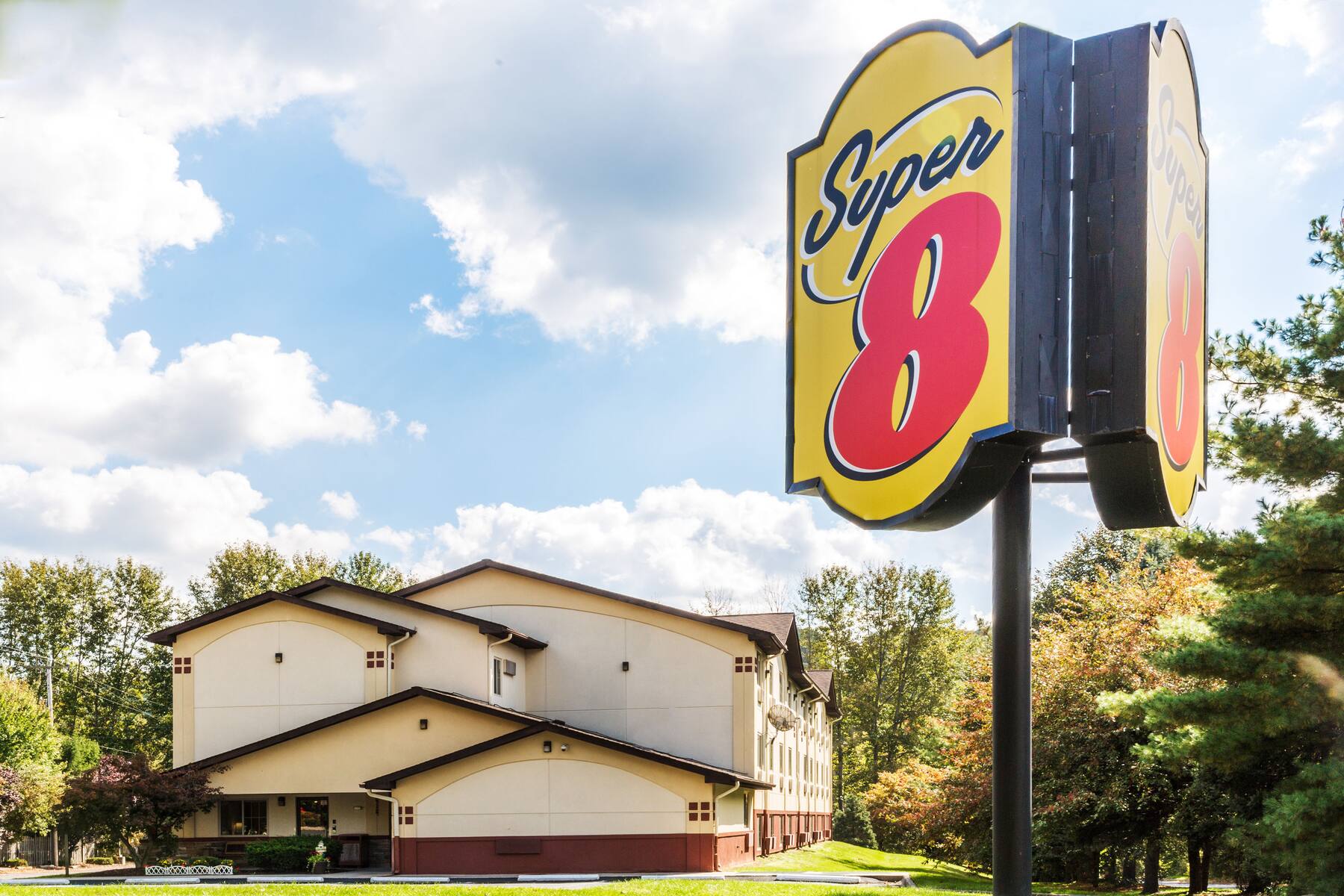 Exterior of Super 8 Stroudsburg hotel in East Stroudsburg, Pennsylvania Exterior of Super 8 Stroudsburg hotel in East Stroudsburg, Pennsylvania