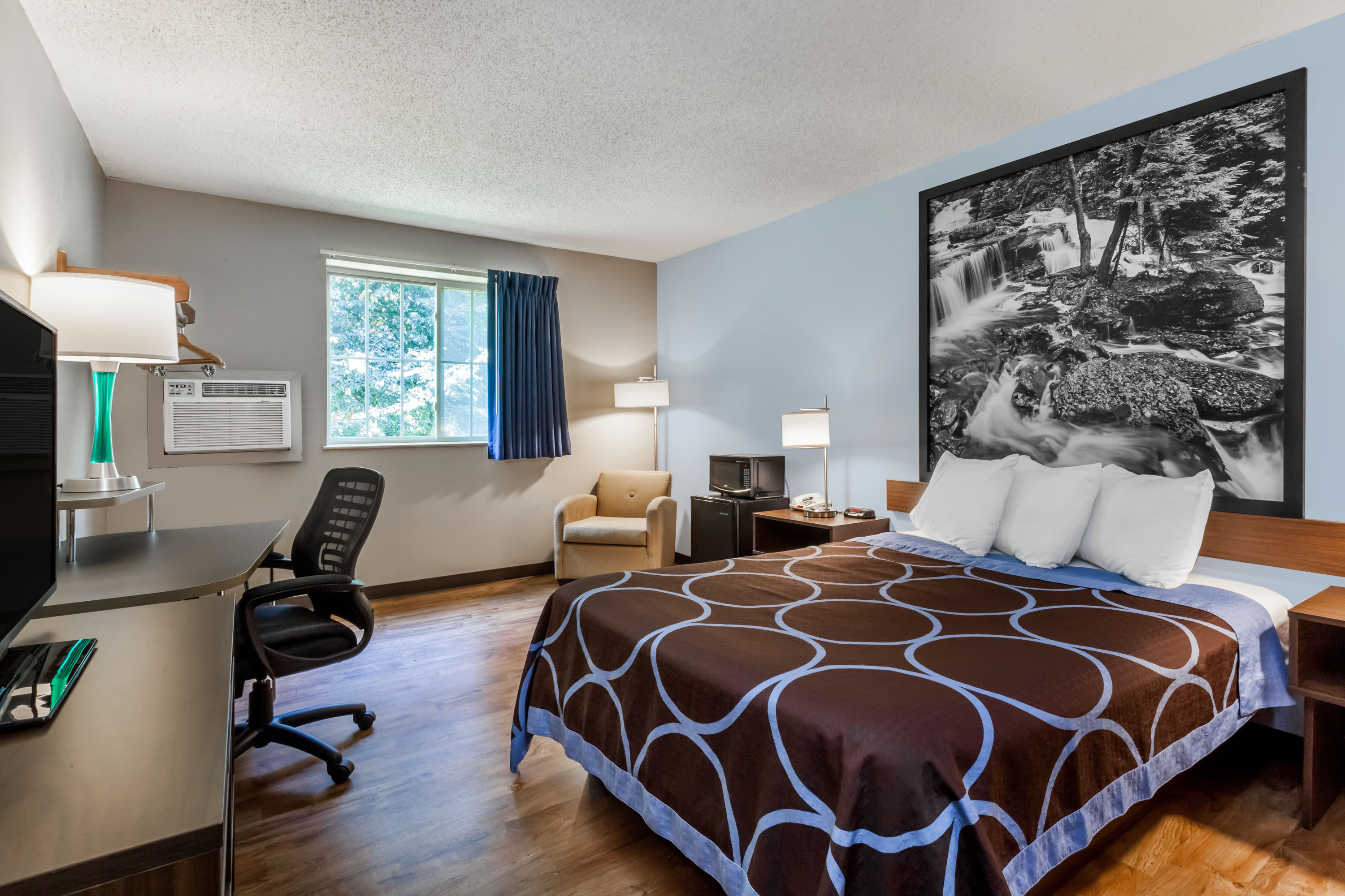 Guest room at the Super 8 by Wyndham East Stroudsburg/Poconos in East Stroudsburg, Pennsylvania