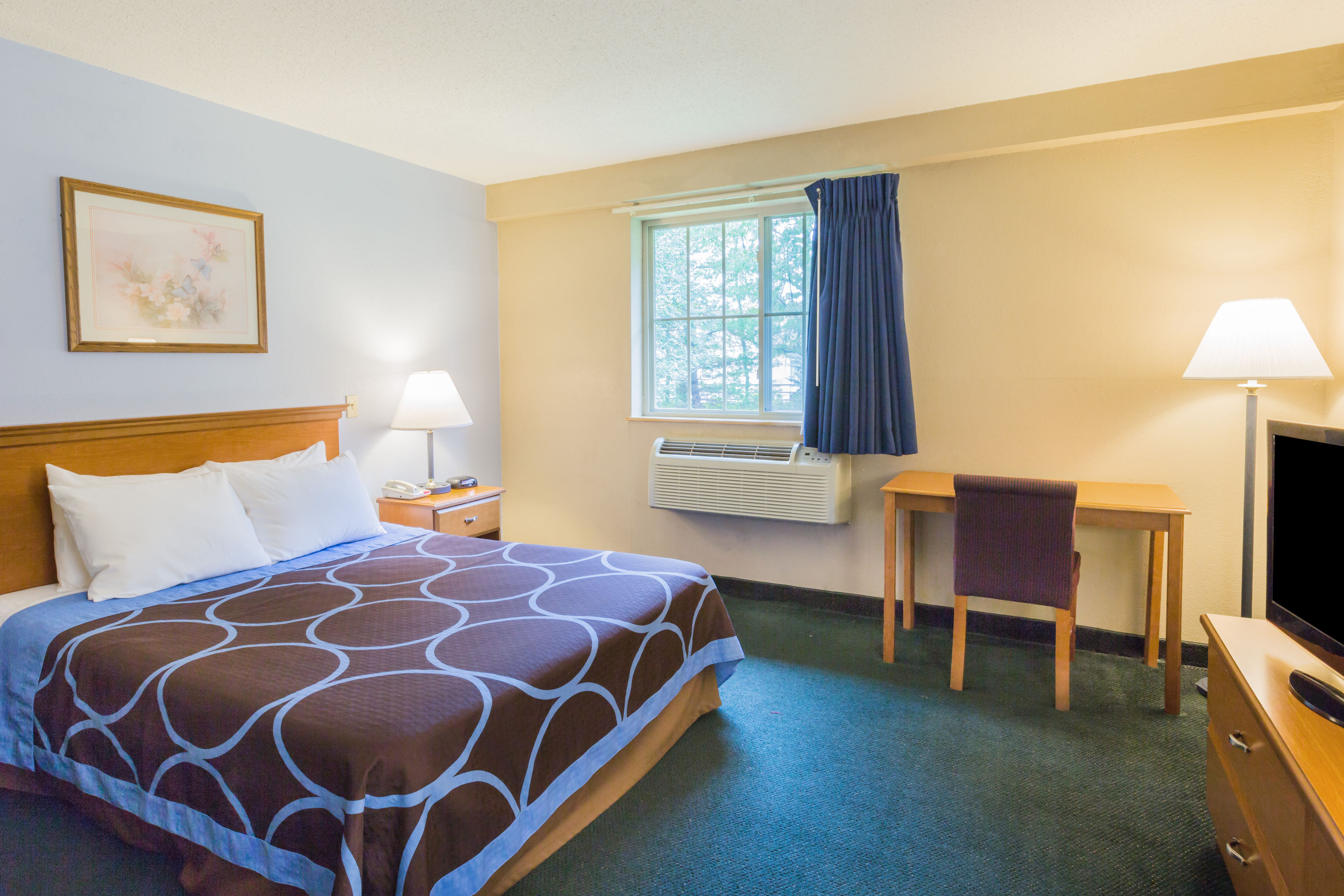 Guest room at the Super 8 by Wyndham East Stroudsburg/Poconos in East Stroudsburg, Pennsylvania