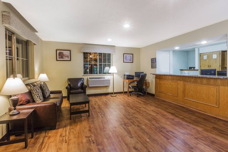 Super 8 Stroudsburg hotel lobby in East Stroudsburg, Pennsylvania